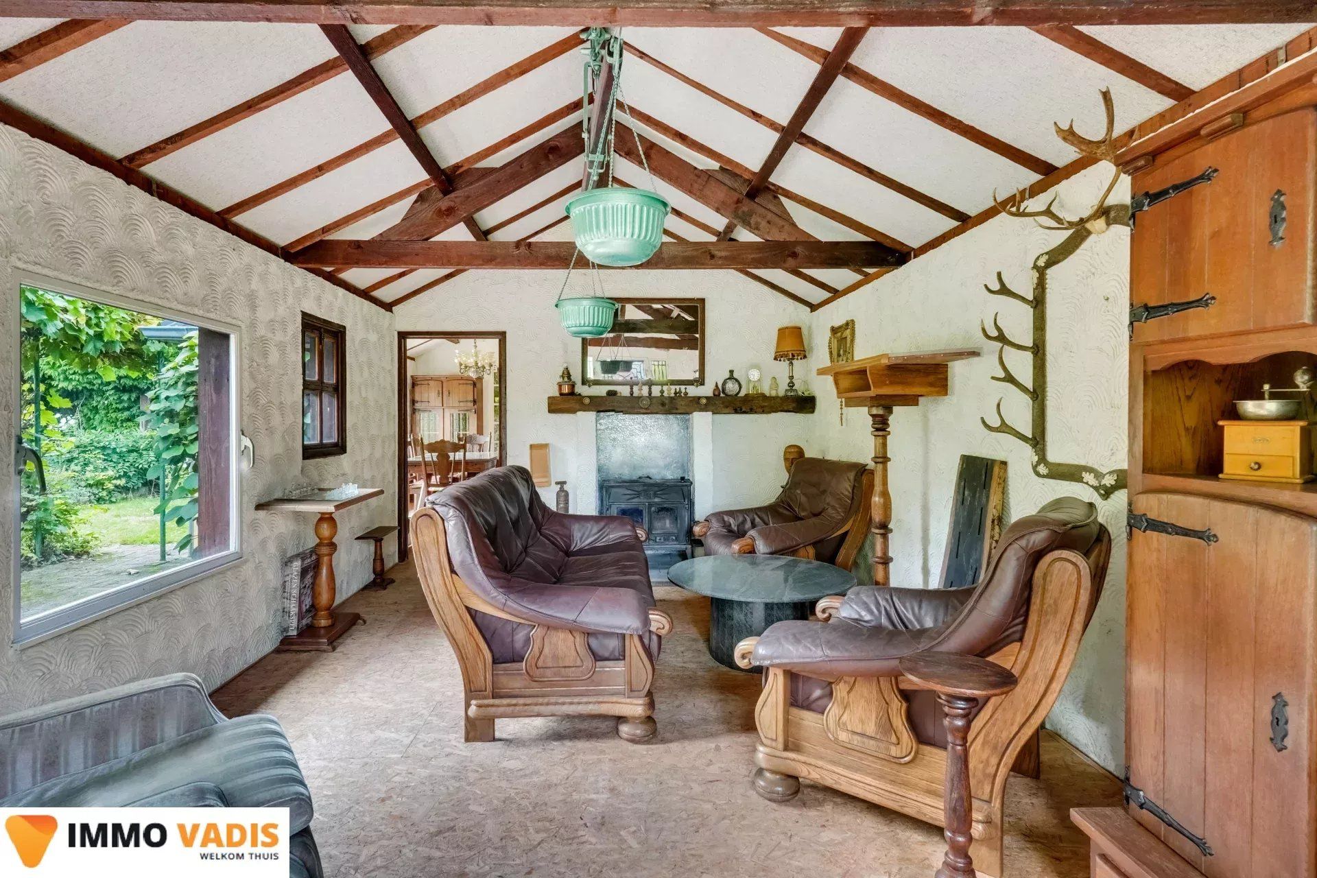 Te renoveren woning met  garage en mooie tuin foto 28