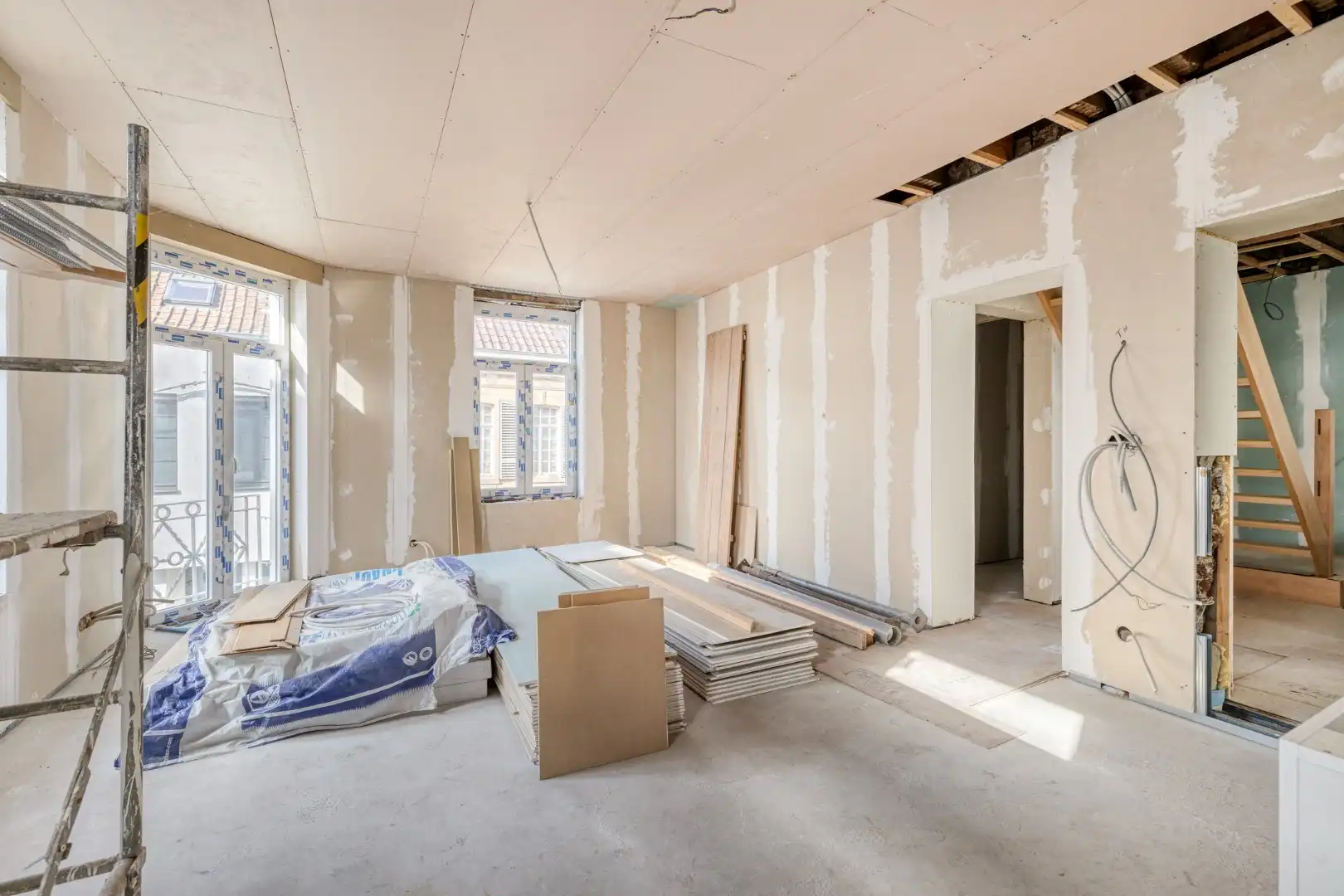 Commercieel pand met verder af te werken appartement en garage op topligging! foto 13