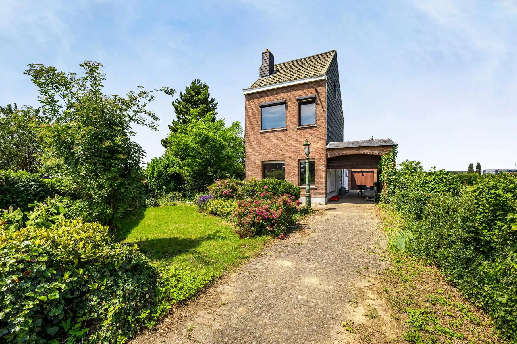 Rustig gelegen woning met grote tuin foto 2