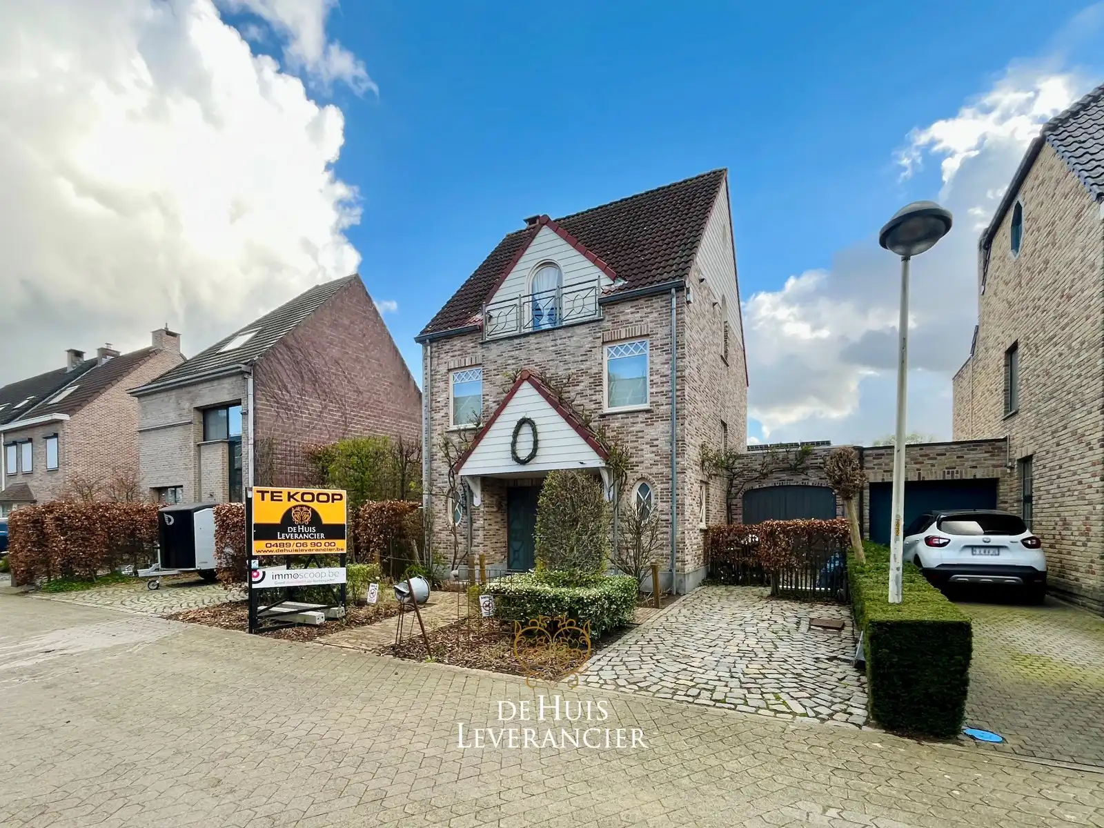 Instapklare halfopen bebouwing met bouwgrond in rustige, doodlopende straat nabij het centrum van Kontich foto {{pictureIndex}}