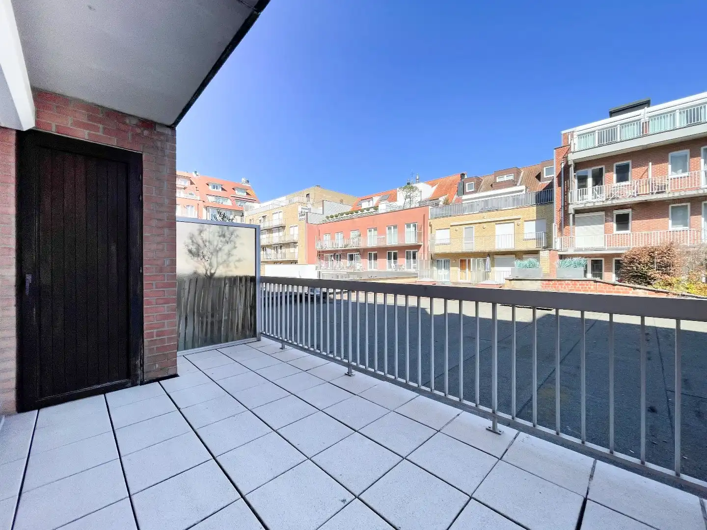 Aangenaam appartement met groot zonneterras gelegen in een rustige zijstraat van de Dumortierlaan. Parking mogelijk. foto 14