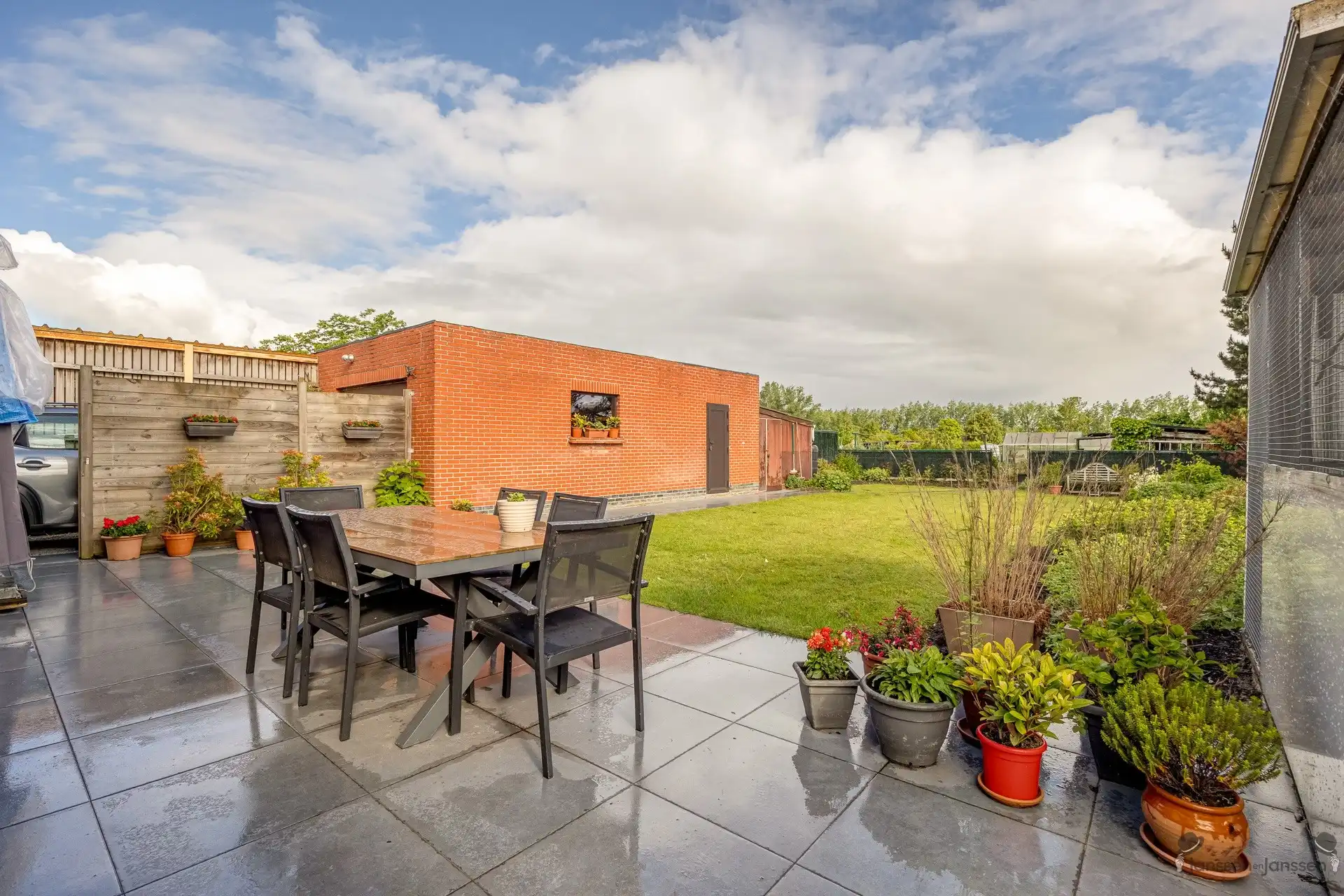 Verzorgde woning met grote tuin foto 6