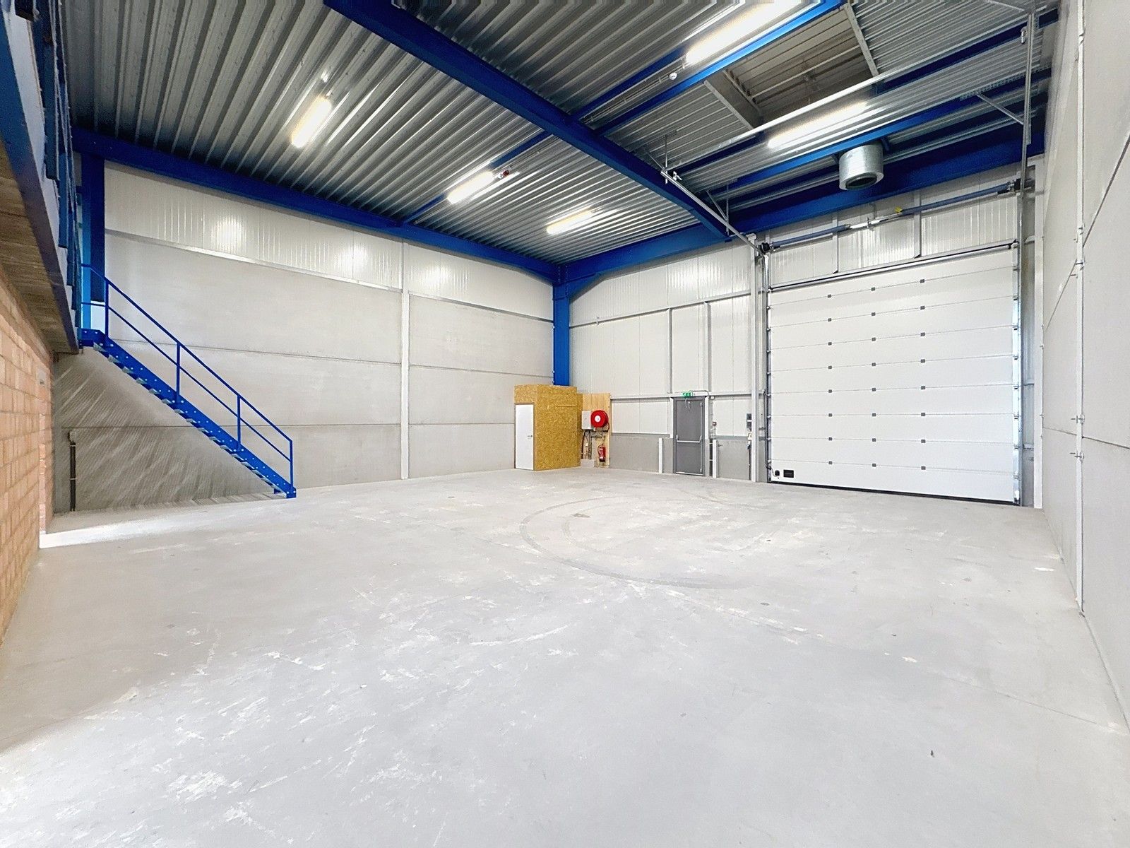 NB KMO-UNIT (227m²) met mezzanine (82m²) op verdieping, elektrische sectionaalpoort en sanitair blok te huur op industriezone "Herdersbrug" te 8000 Brugge foto 3
