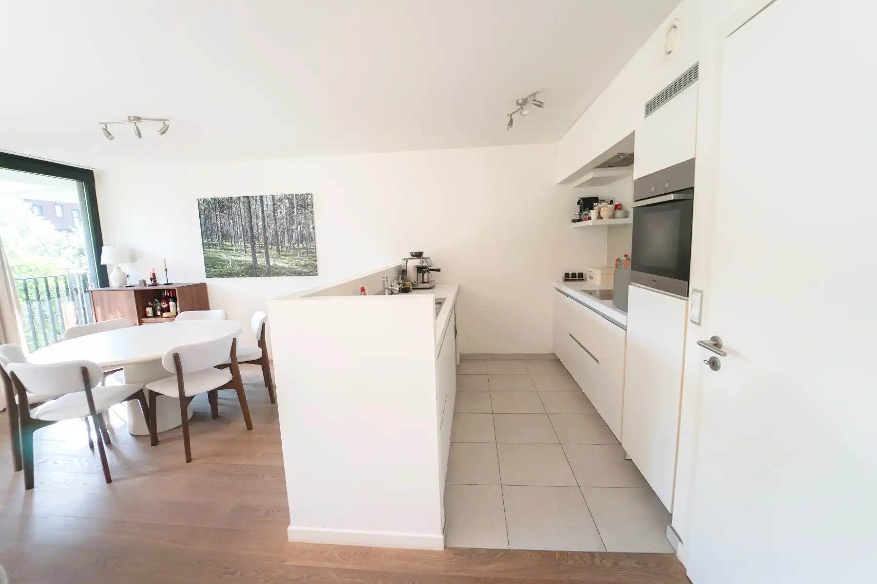 Instapklaar gelijkvloers appartement  met staanplaats! foto 3
