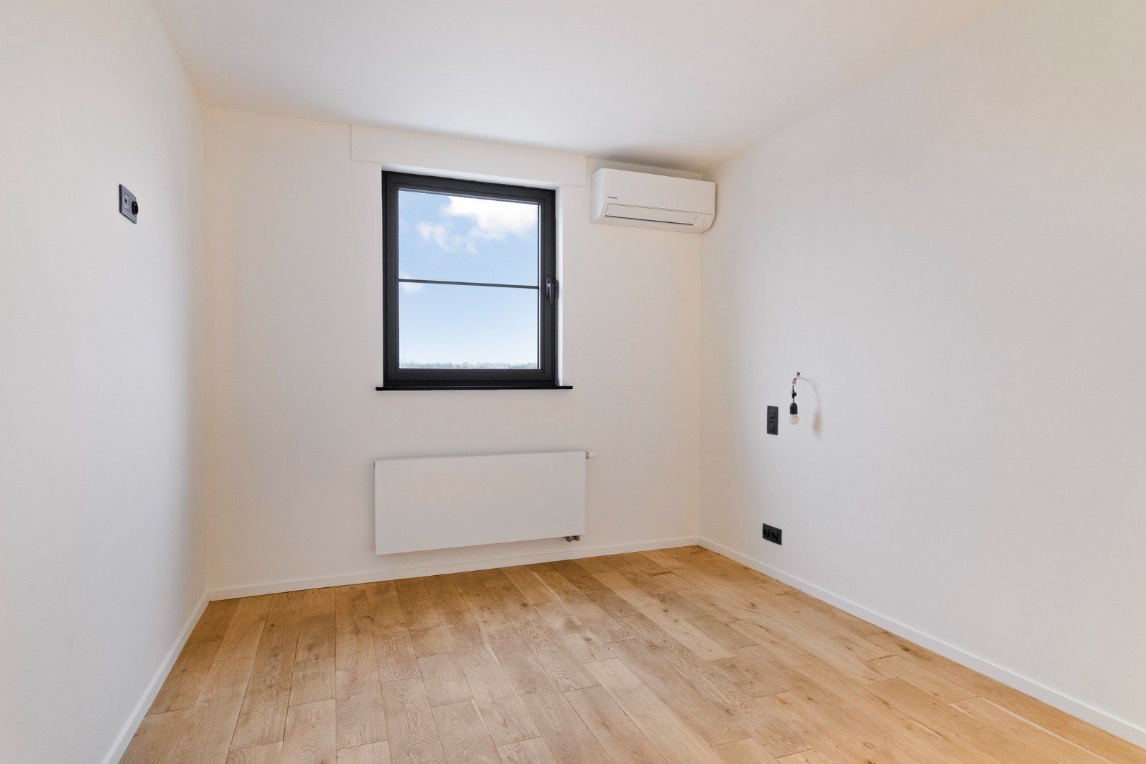 Gerenoveerde woning met prachtige leefruimte en garage! foto 8