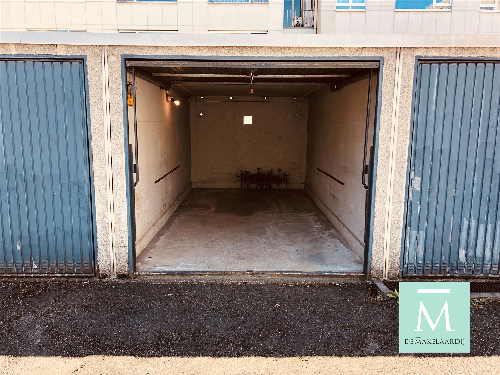 Centraal gelegen garagebox evenals twee ondergrondse autostaanplaatsen te koop:  foto {{pictureIndex}}