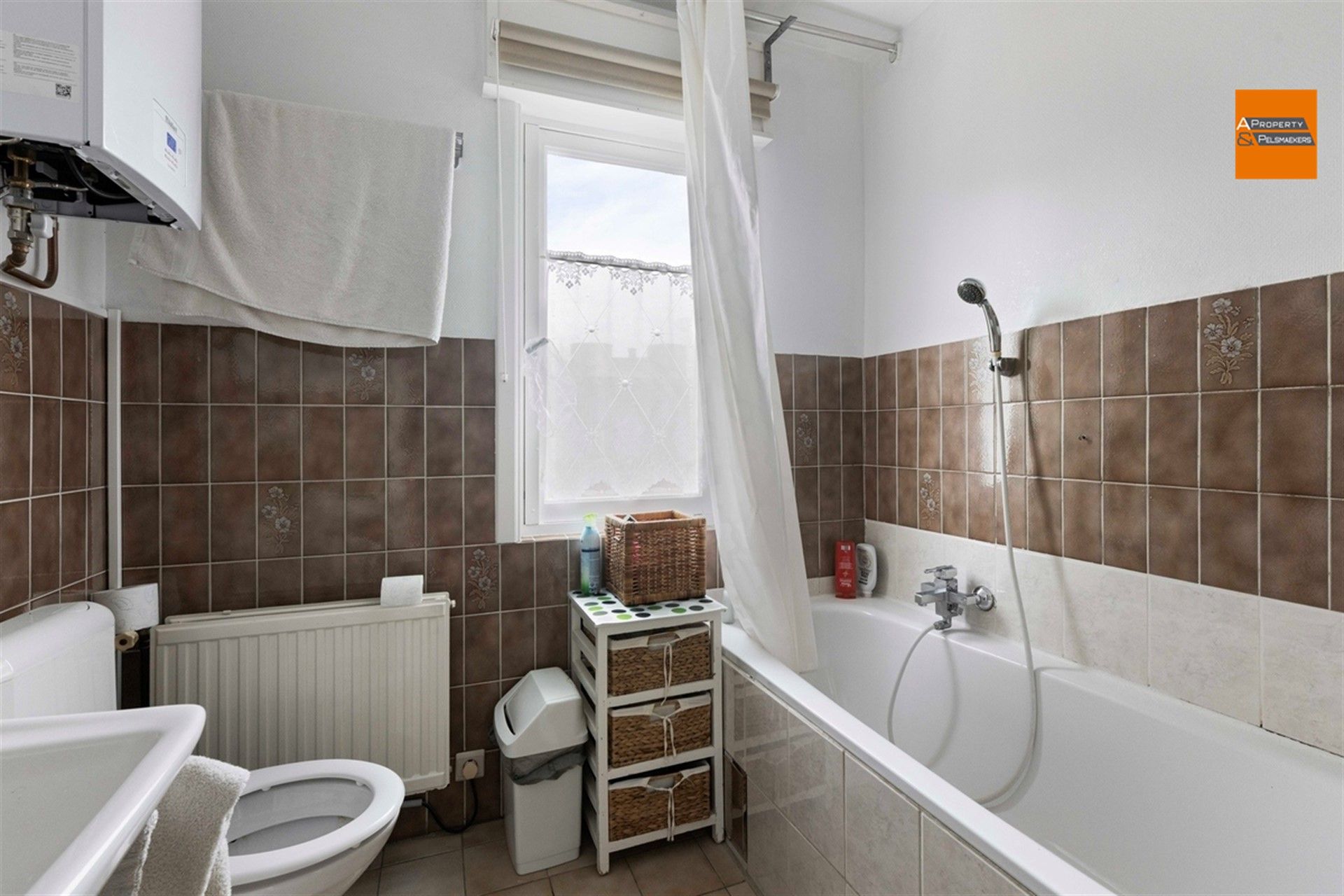 BOD AANVAARD Te renoveren woning met 3 slaapkamers, garage en tuin foto 16