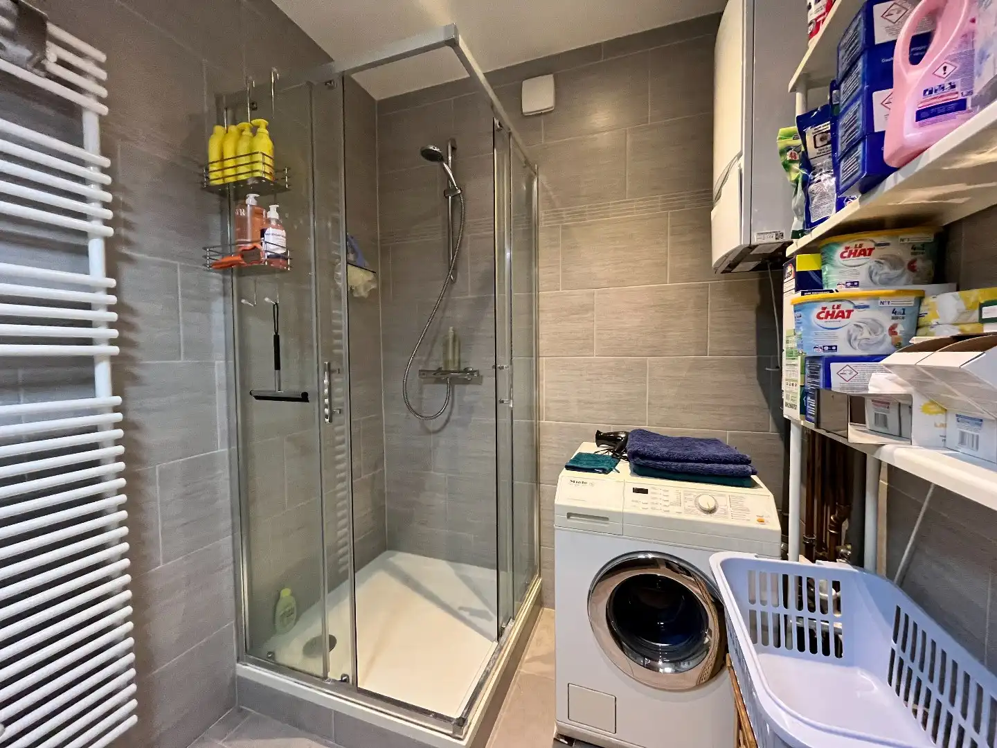 Hedendaags appartement met garage foto 12