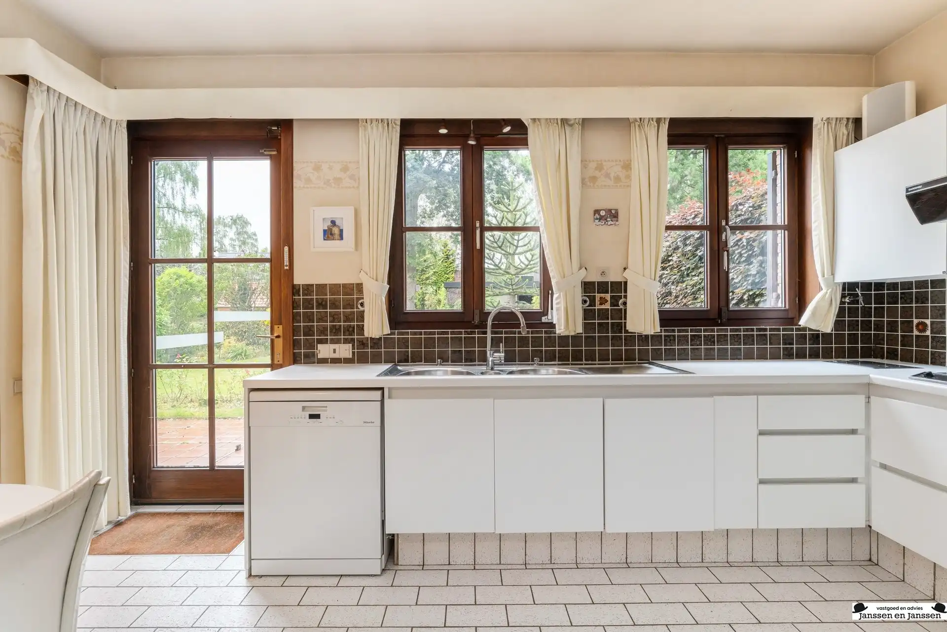 Ruime open bebouwing met prachtige tuin te Ekeren foto 9