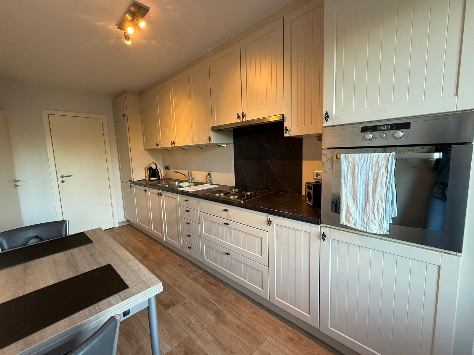 Appartement in het centrum van Tielt met prachtig zicht op het park nabij scholen en openbaar vervoer.    foto 8