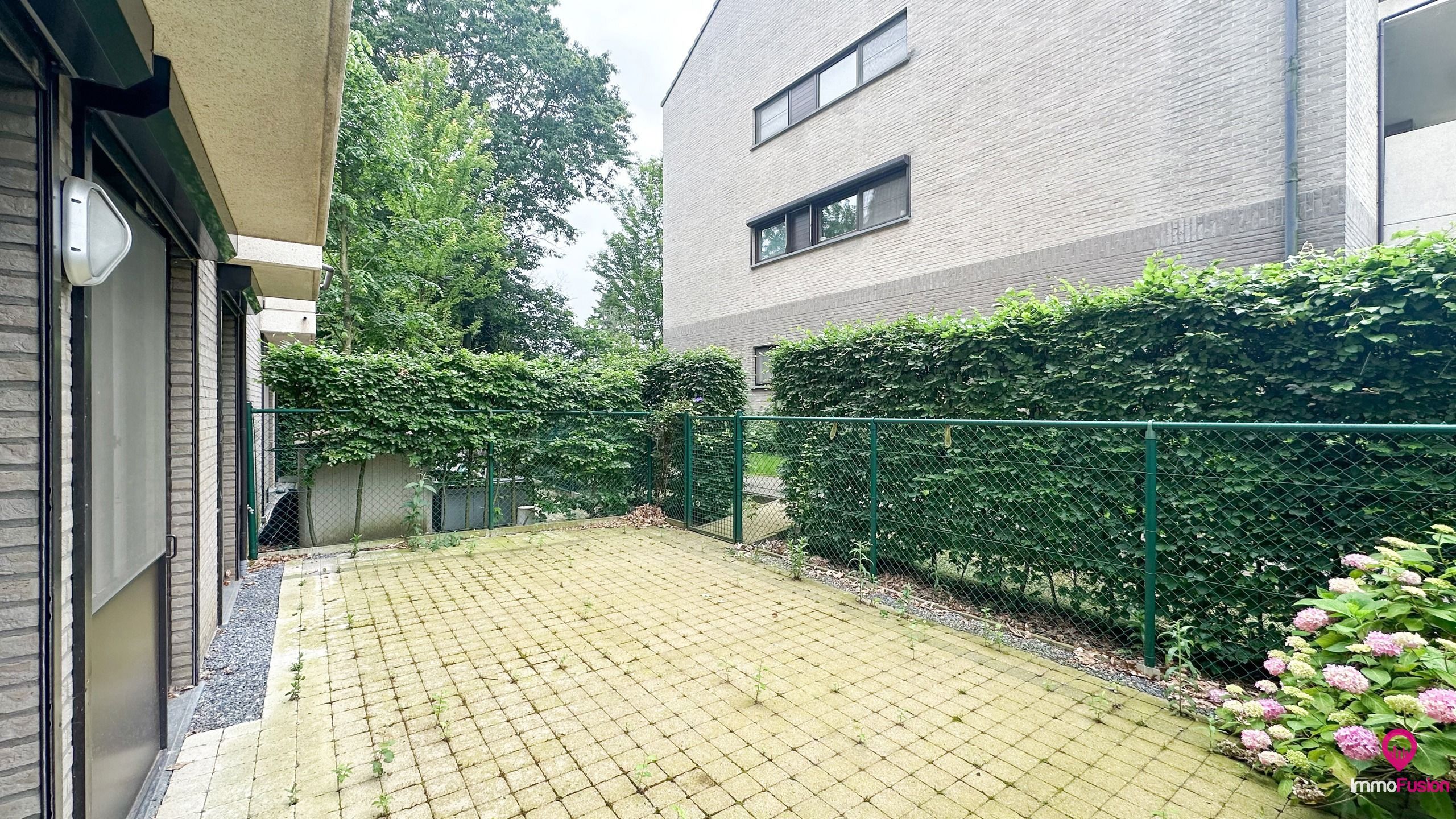 Instapklaar gelijkvloers appartement met 2 slpks en parking! foto 19