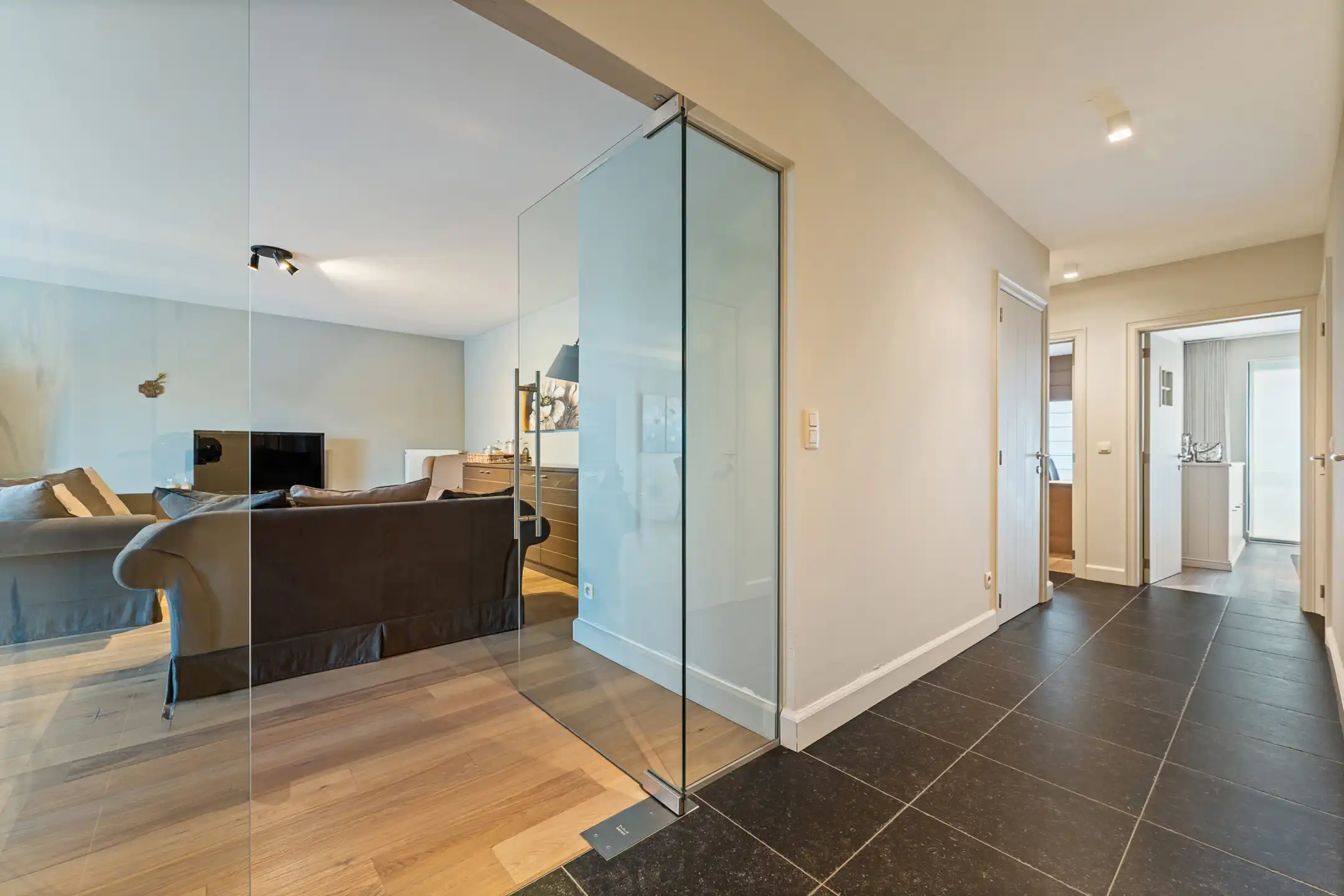 Luxe appartement van ca. 150m² met 3 slpk, 2 badk en garage. foto 2