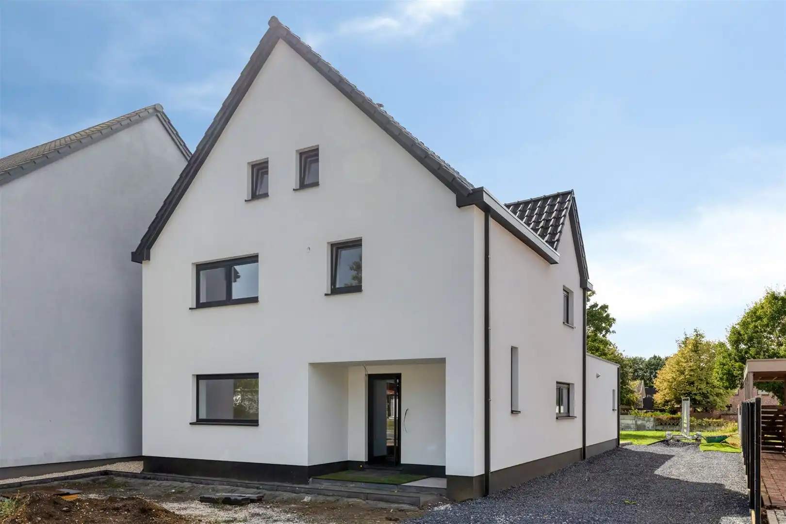 TE KOOP: Volledig gerenoveerde en instapklare woning met 3 slaapkamers te Koersel! foto 2