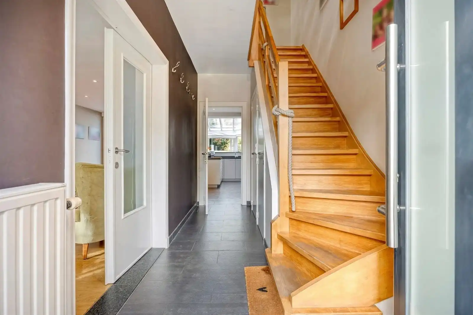 Instapklare gezinswoning met 4 slaapkamers op toplocatie in Elsdonk! foto 3
