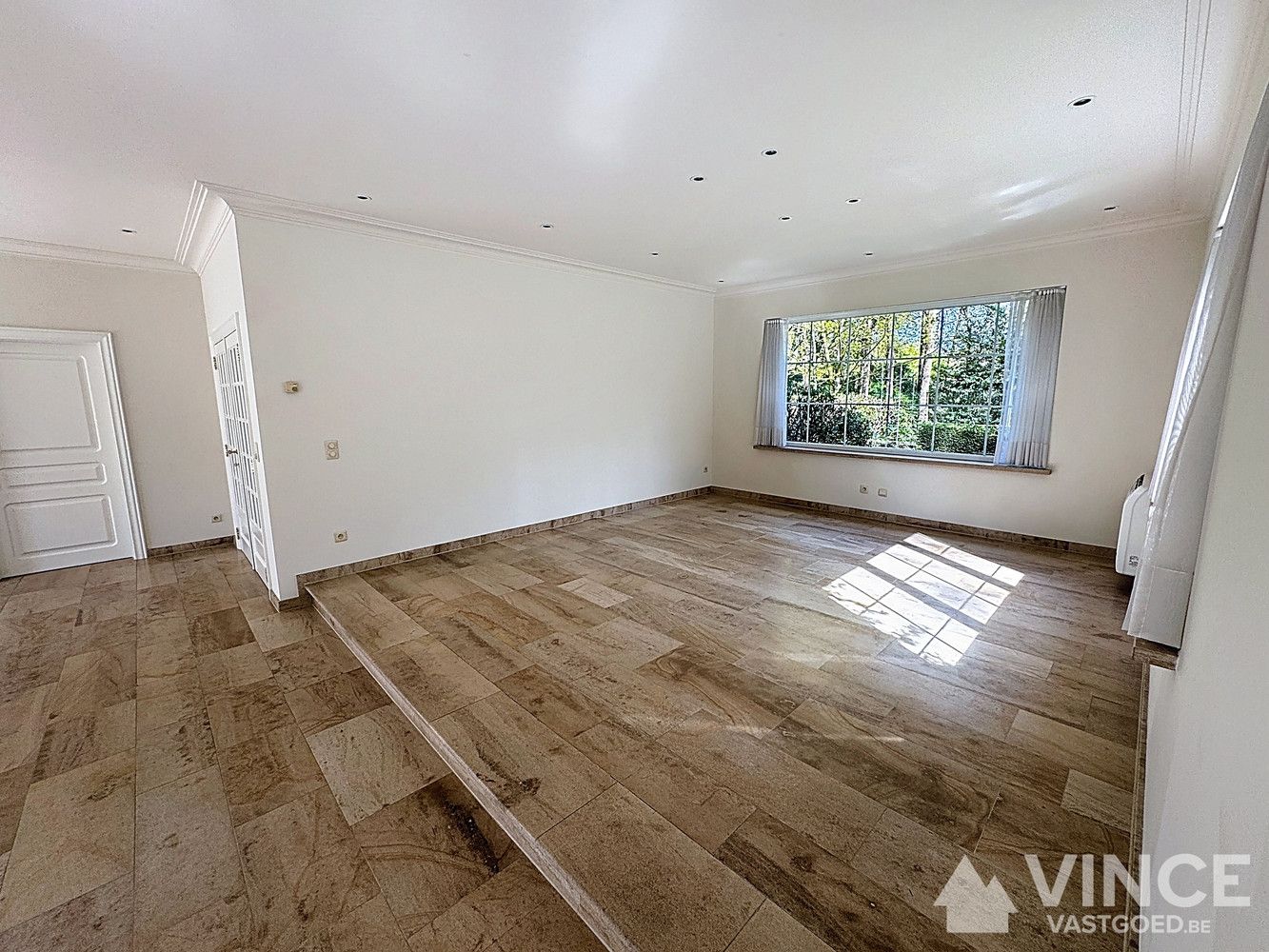 Prachtige villa in een rustige straat, omringd door groen foto 7