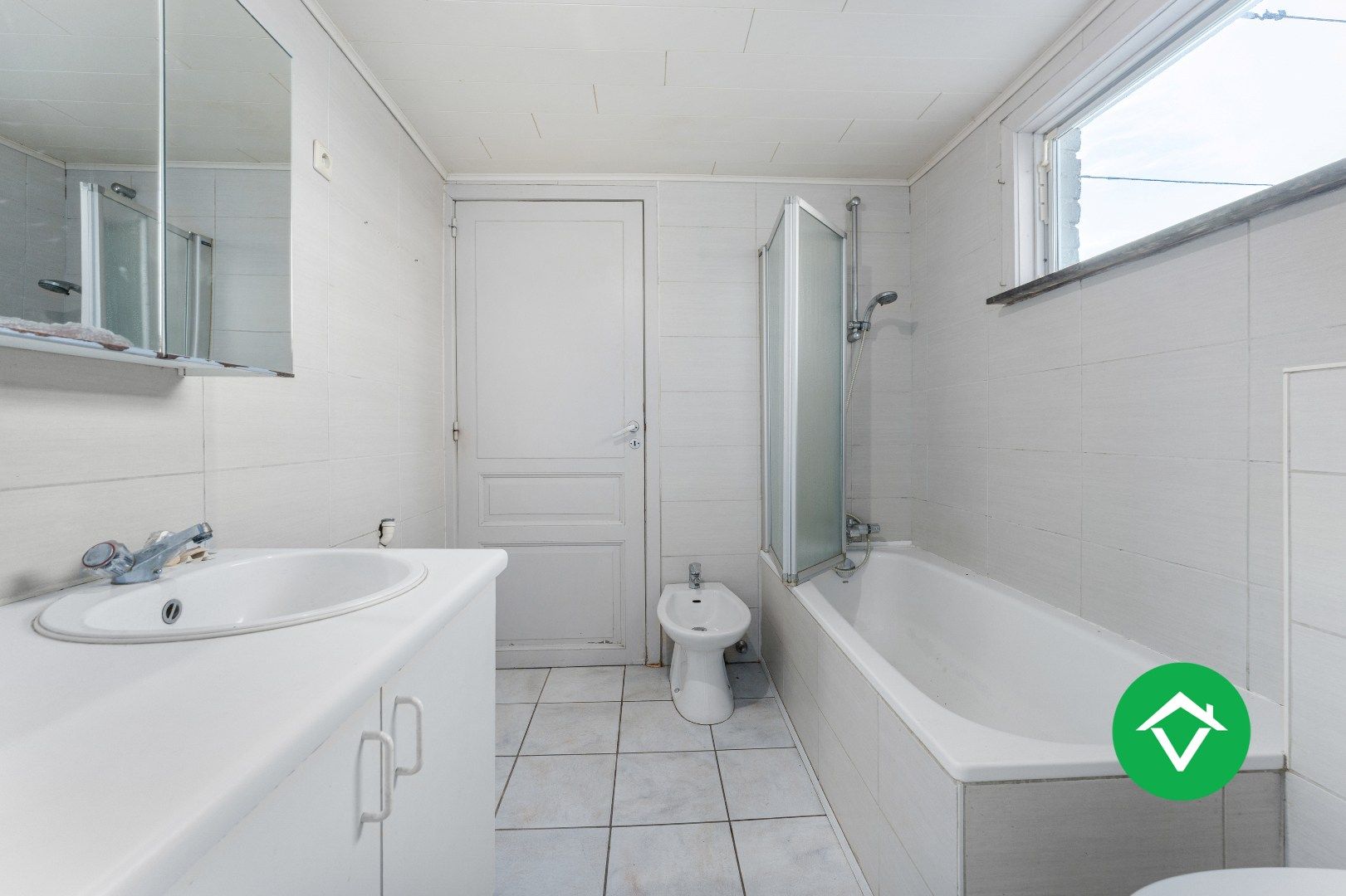 Ruim herenhuis met 4 slaapkamers en aparte garagebox in centrum Gistel foto 12