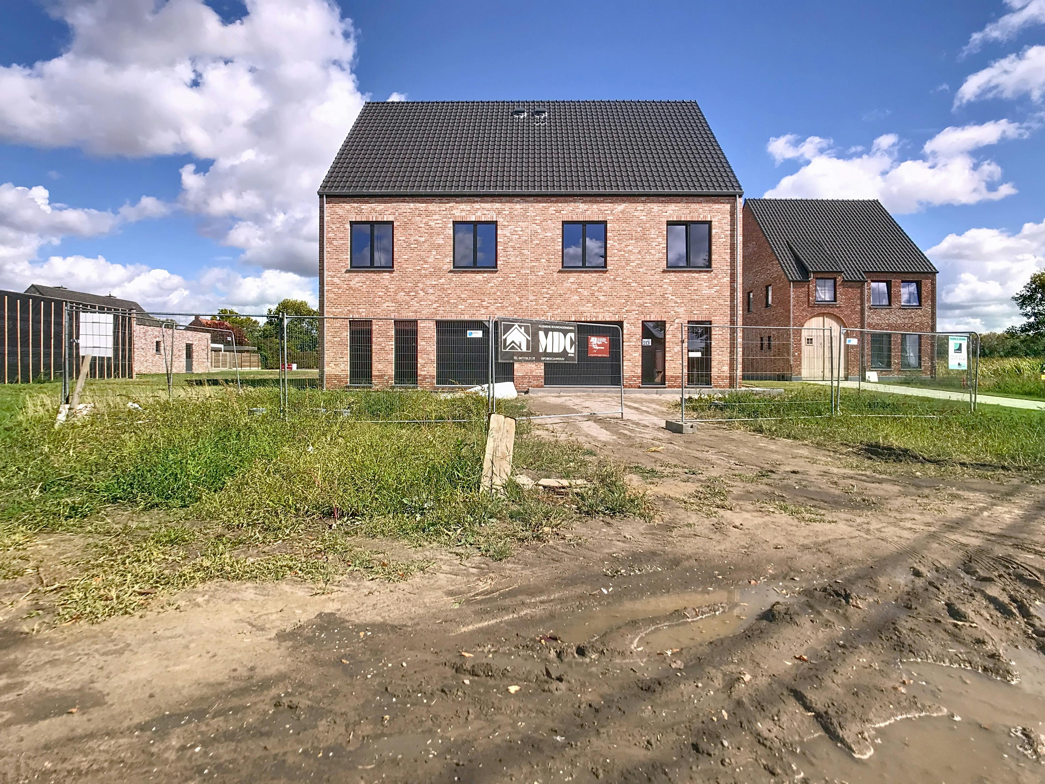 Casco halfopen bebouwing met 5 tot 7 slaapkamers, tuin en garage. foto 18