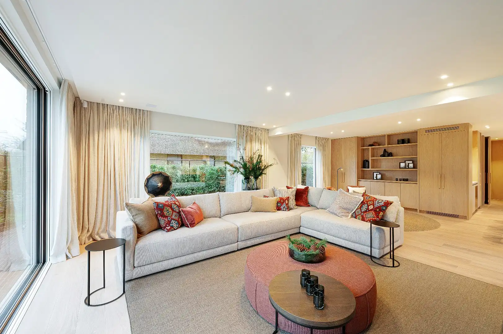 Ruime en elegante alleenstaande villa met luxe afwerking en zonnige tuin foto 5