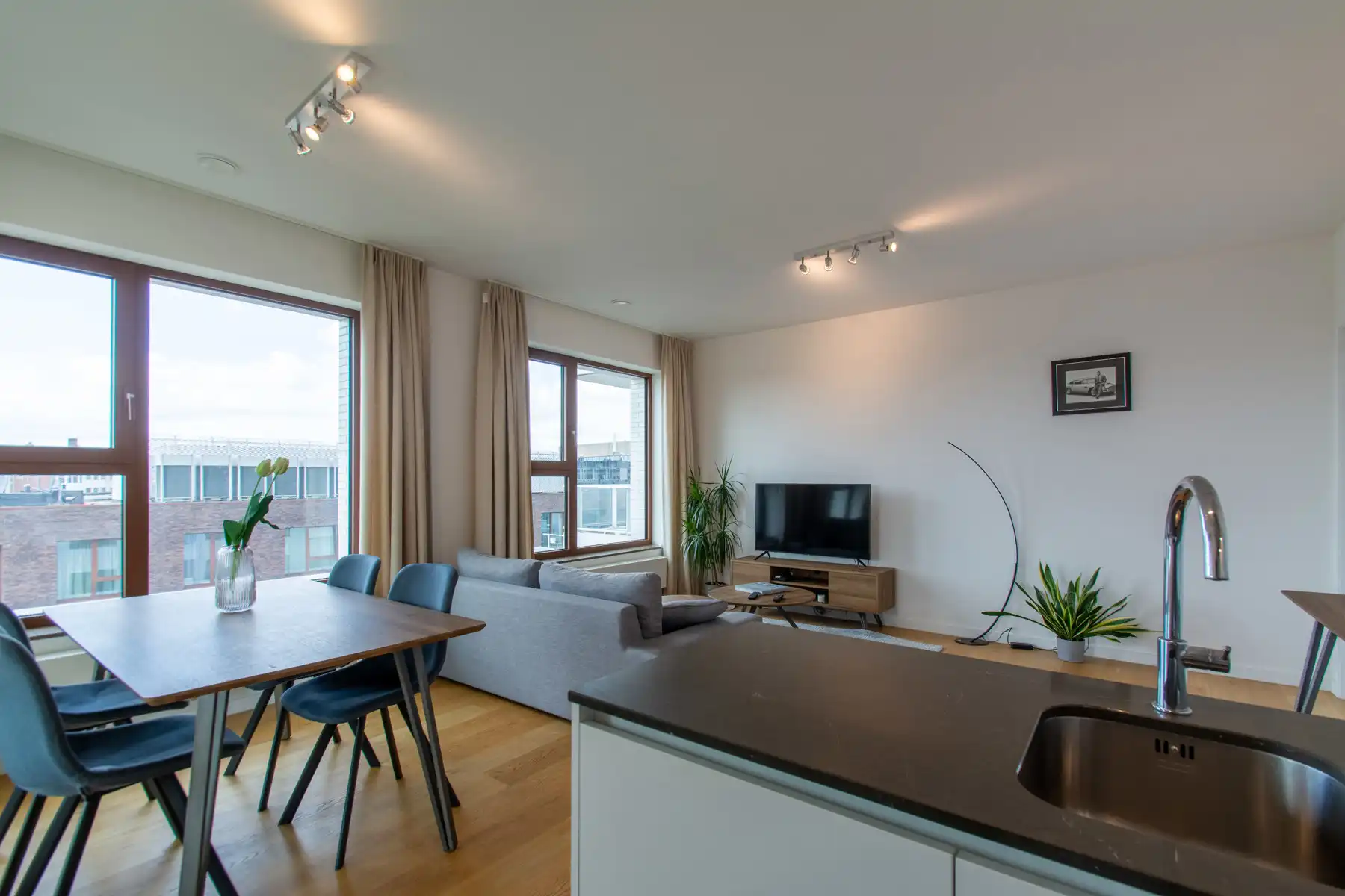 Prachtig gemeubeld 2-kamer appartement met TERRAS foto 2