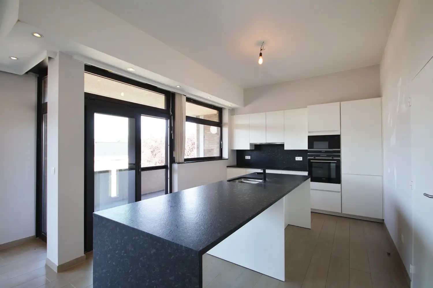 Ruim lichtrijk appartement met 3 slaapkamers en 2 terrassen foto 7