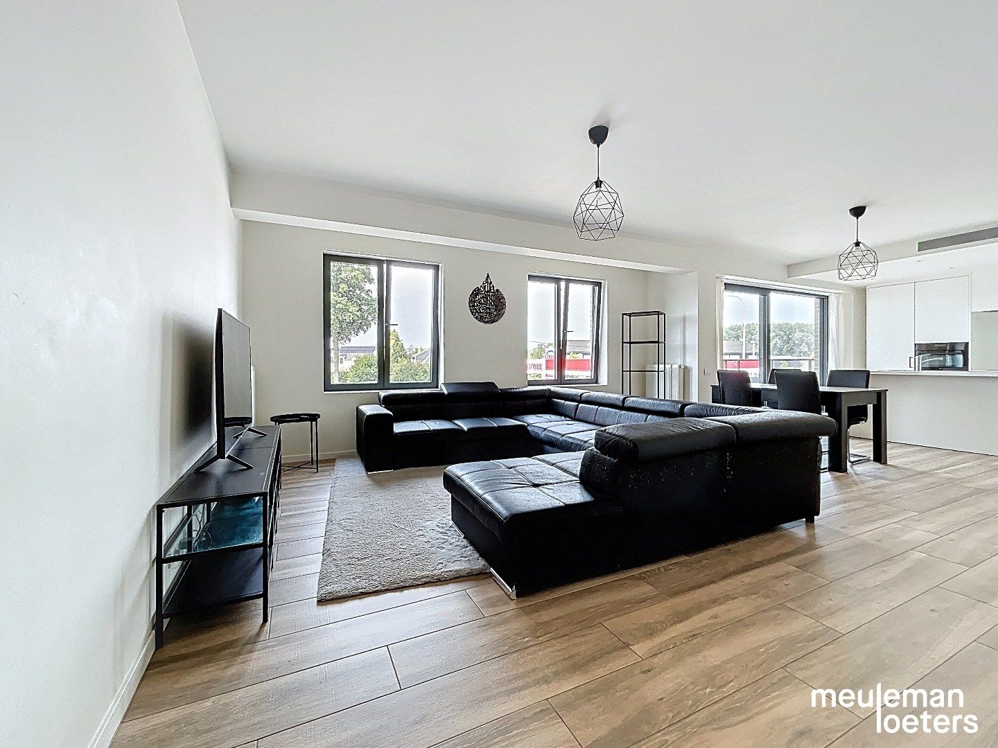 Lichtrijk appartement met terras en autostaanplaats foto 6