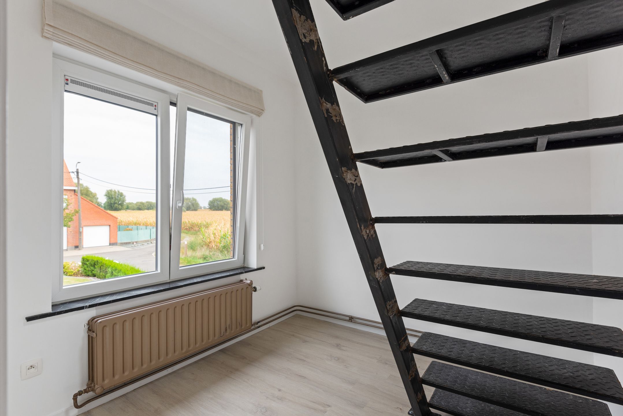 Instapkl. Half-open woning met 3 slpk, polyv. zolder, gar., oprit en tuin foto 25