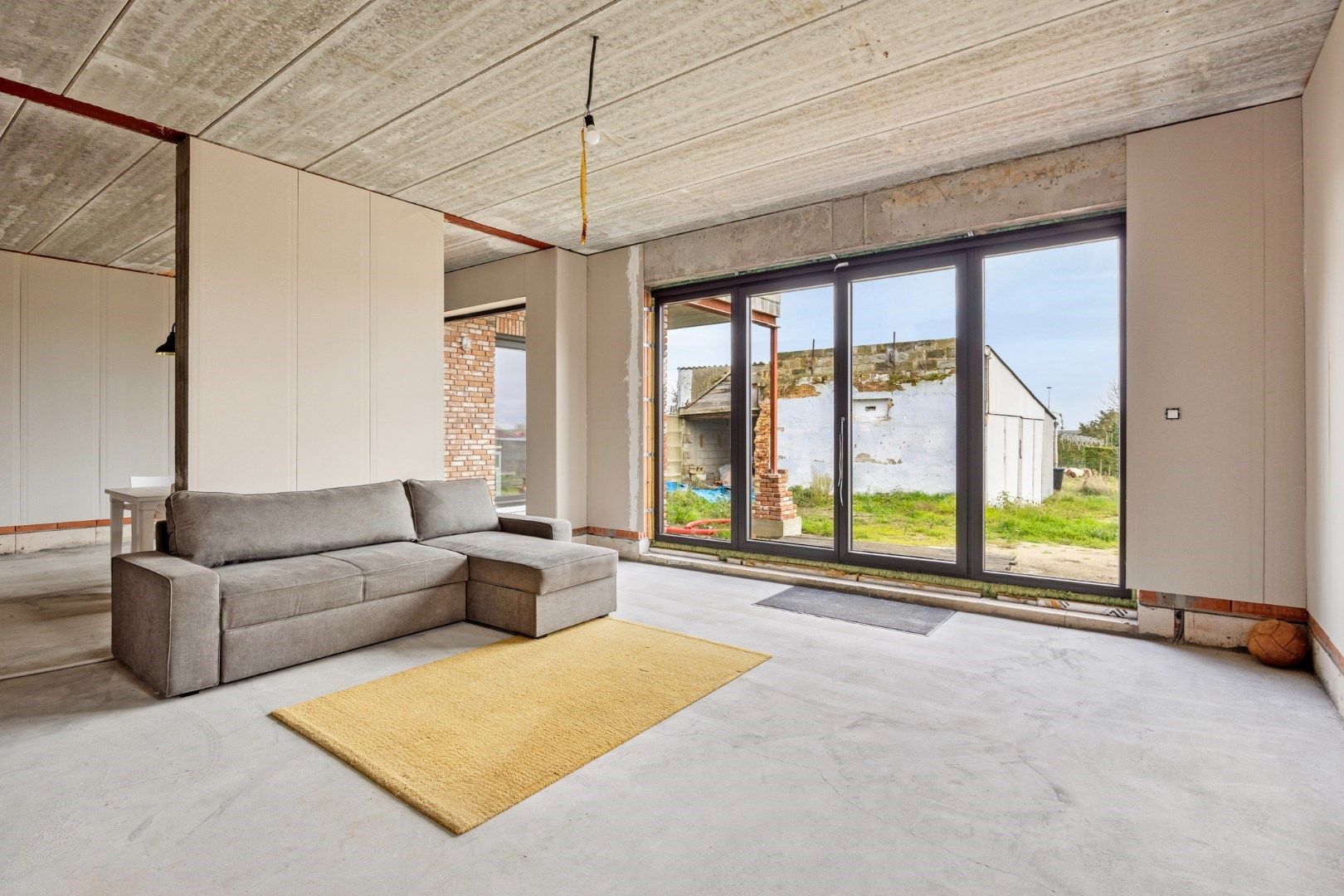 Prachtig vernieuwde woning verder af te werken foto 3