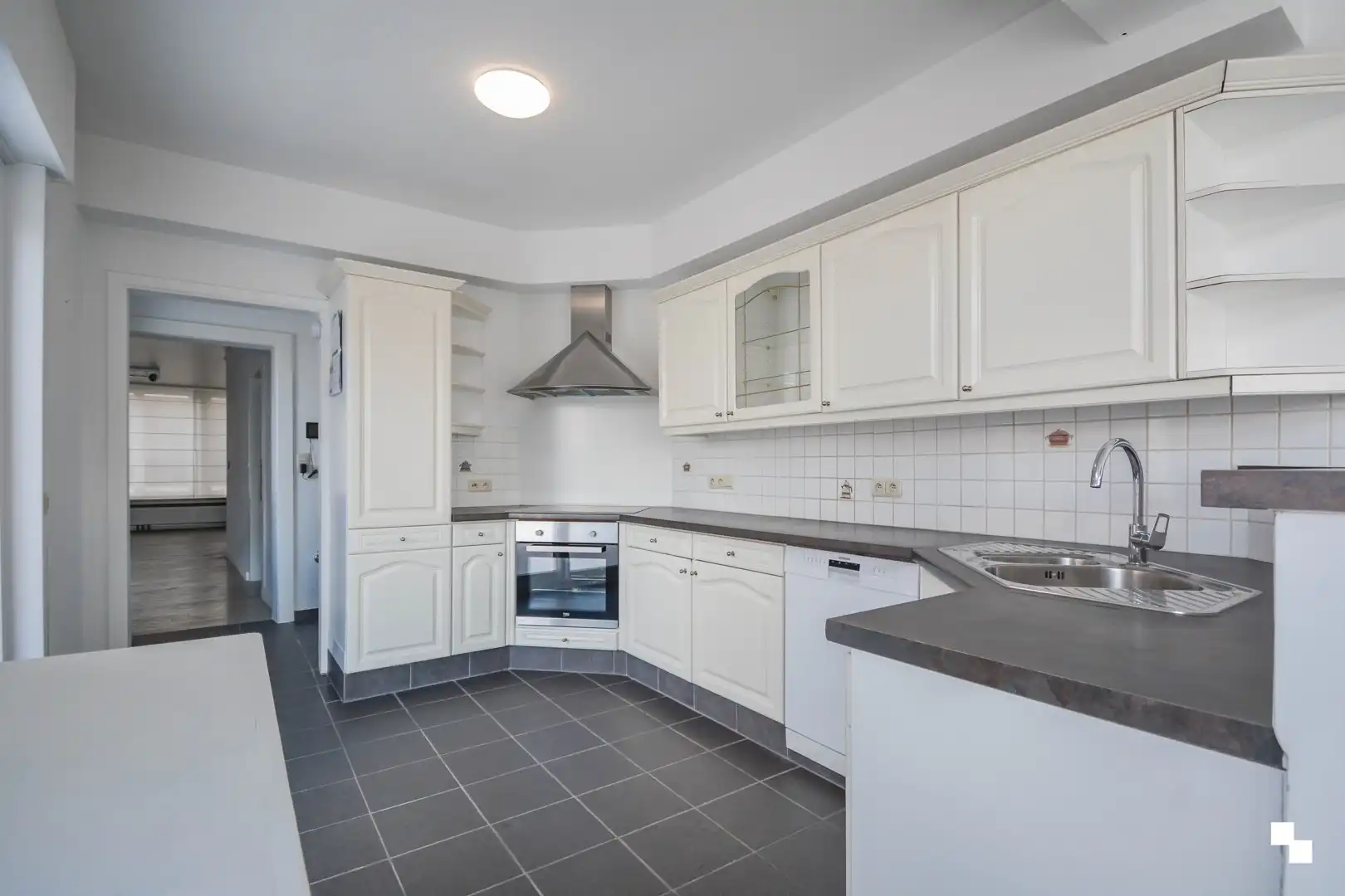 Ruime bel-etagewoning in hartje Izegem foto 10
