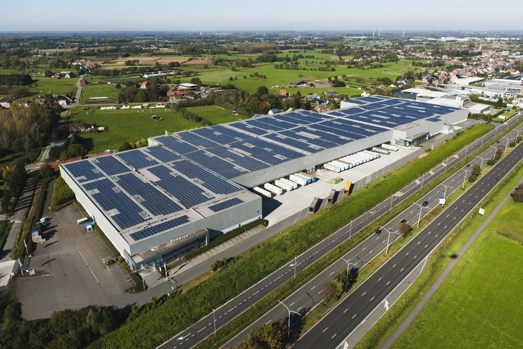 Industrieel gebouw op toplocatie in Puurs te huur foto {{pictureIndex}}