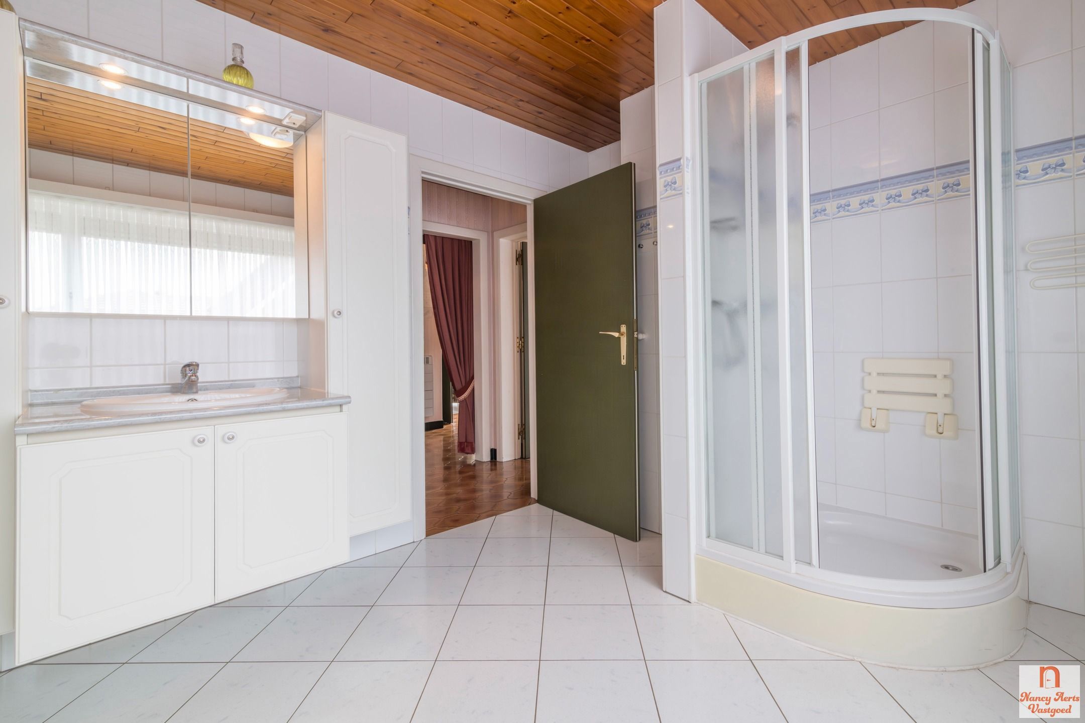 Vrijstaande, goed onderhouden woning op 20 are grond foto 17