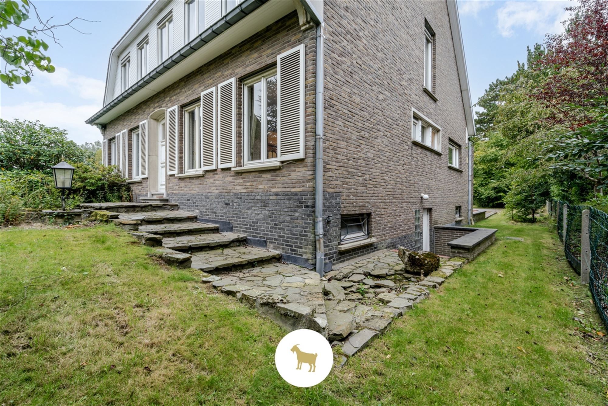Te renoveren RUIME ALLEENSTAANDE VILLA met 4 SLAAPKAMERS, BUREAU en GARAGE op een prachtig zuidwestgericht PERCEEL van 1.300 m² foto 2