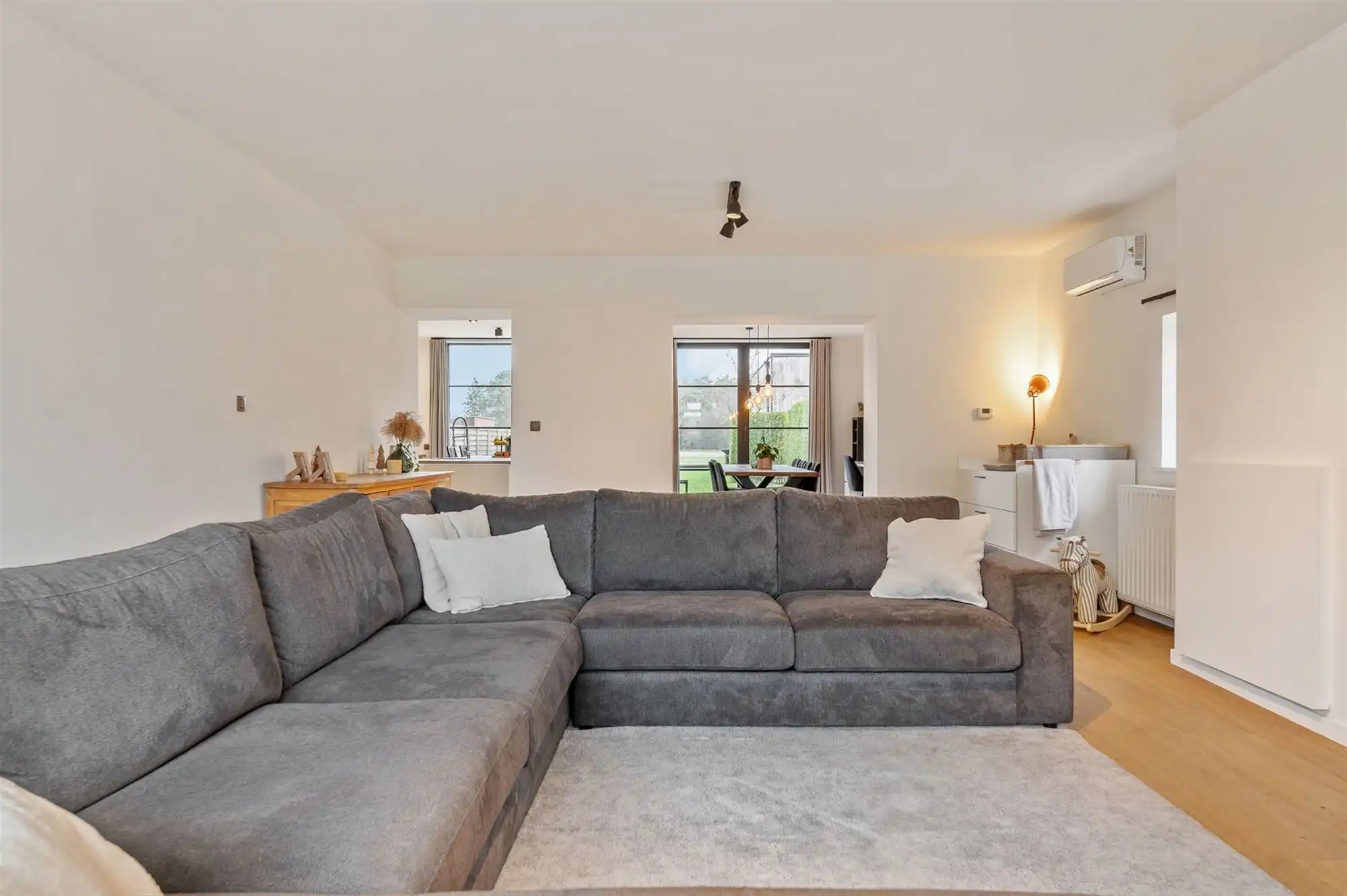 PRACHTIG GERENOVEERDE WONING MET RUIME GARAGE OP IDEALE LIGGING! foto 8