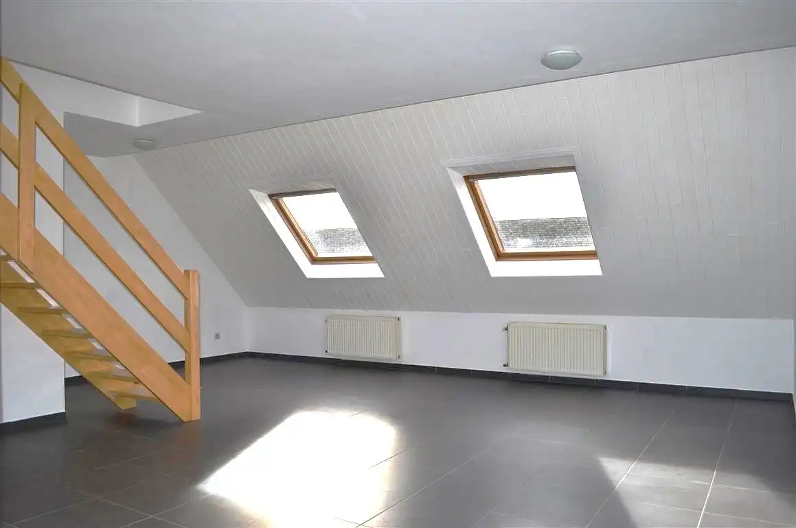 Ruim appartement van bouwjaar 2004 met twee slaapkamers, ondergrondse autostaanplaats en kelder. foto 3