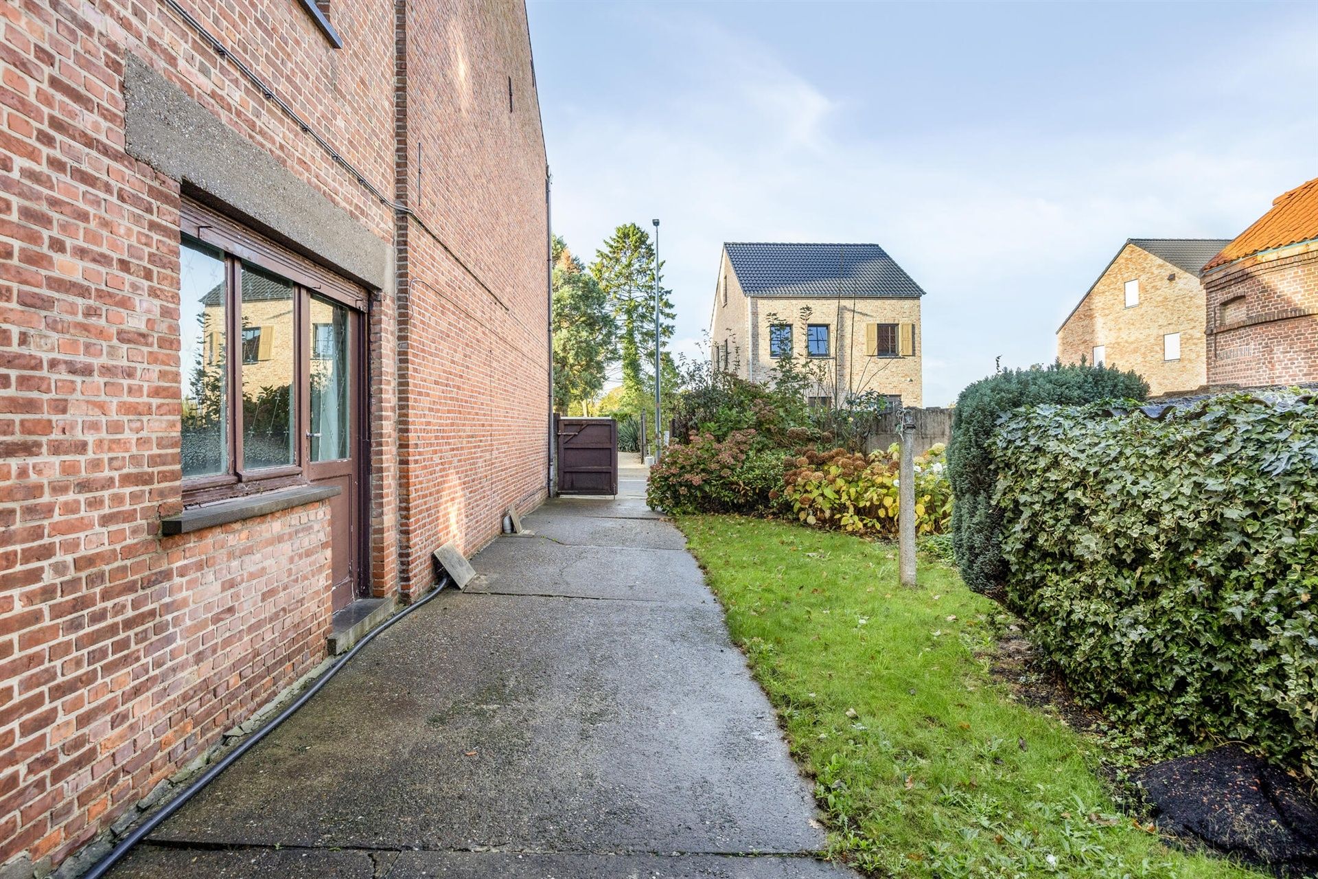 Rustiggelegen woning met atelier en knusse tuin! foto 11