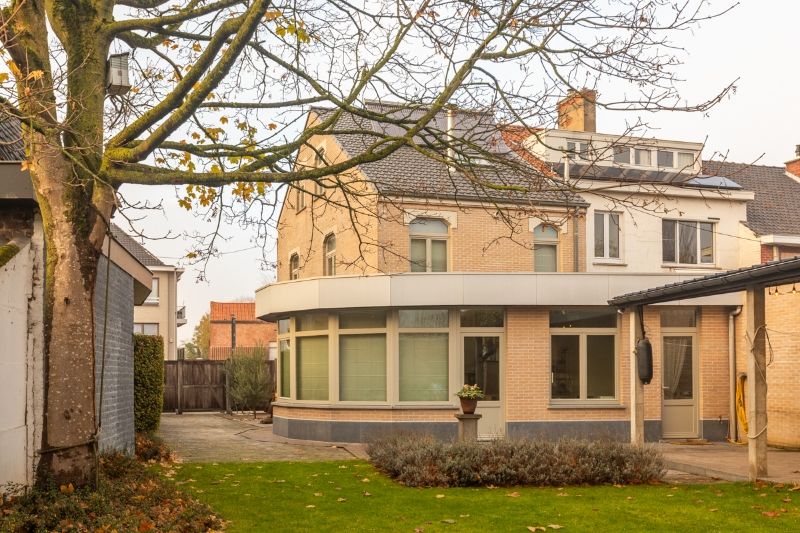 Prachtig Art-Deco-burgerhuis, met 3 slaapkamers, bureau, garage, tuin....(vloerverwarming, zonneboiler,elektr. goedgekeurd...) foto {{pictureIndex}}