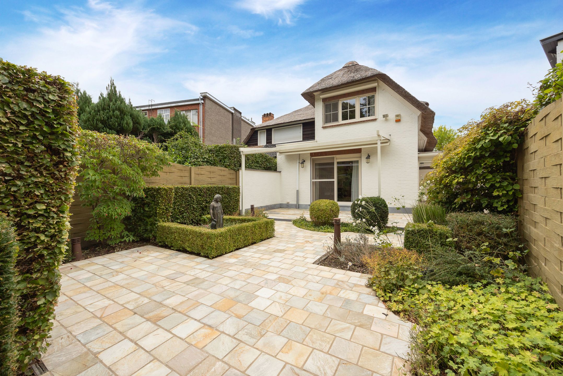 Charmante rietgedekte HOB met garage foto 3