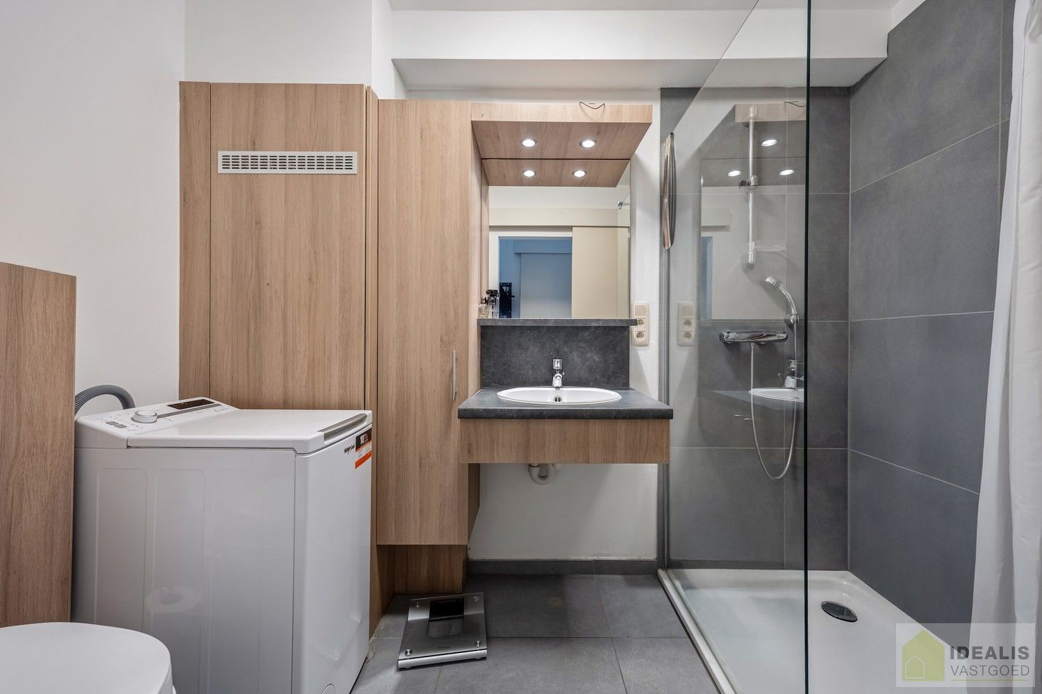 IDEALIS VASTGOED – HOOGWAARDIG AFGEWERKTE ASSISTENTIE-APPARTEMENT IN RESIDENTIE NUMA OP EEN TOPLOCATIE. Gelegen op de 2de verdieping met een bewoonbare oppervlakte van ca. 60m² biedt dit knappe assistentie-appartement een aangename leefruimte met aansluitend een zonnig overdekt terras, uitgeruste keuken en een ruime slaapkamer met veel lichtinval! Daarnaast kan er gebruik gemaakt worden van de talrijke gemeenschappelijke ruimtes en kan men aangenaam vertoeven in de prachtige gemeenschappelijke tuin, een oase van rust! foto 7