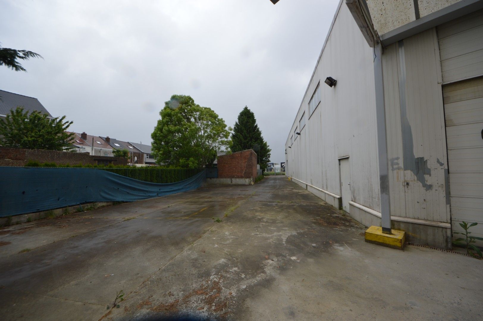 COMMERCIEEL GEBOUW BAANLOCATIE MET PARKING NABIJ MCDONALDS foto 35