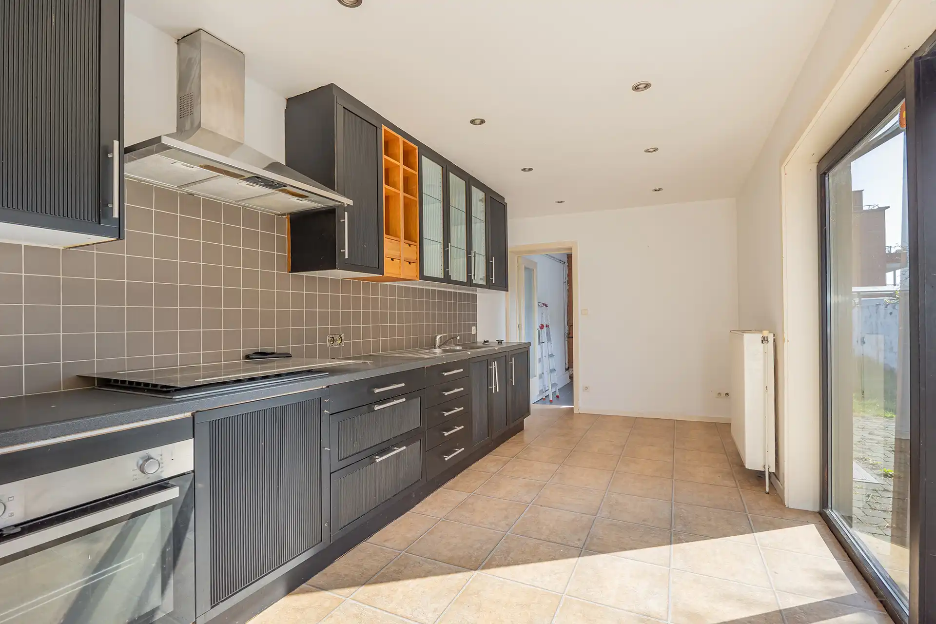 Volledig te renoveren woning met 3 slaapkamers en grote tuin foto 4