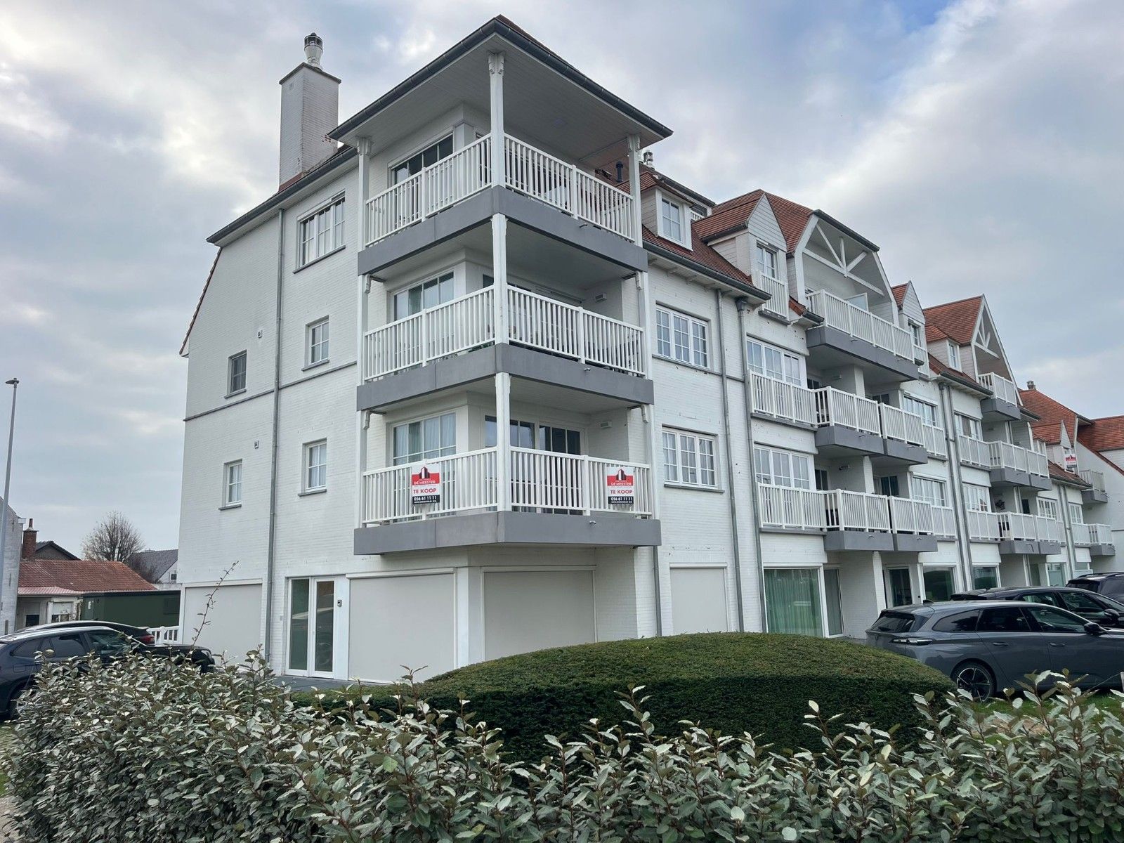 Te koop - 2 slaapkamersappartment met dubbele garage foto {{pictureIndex}}