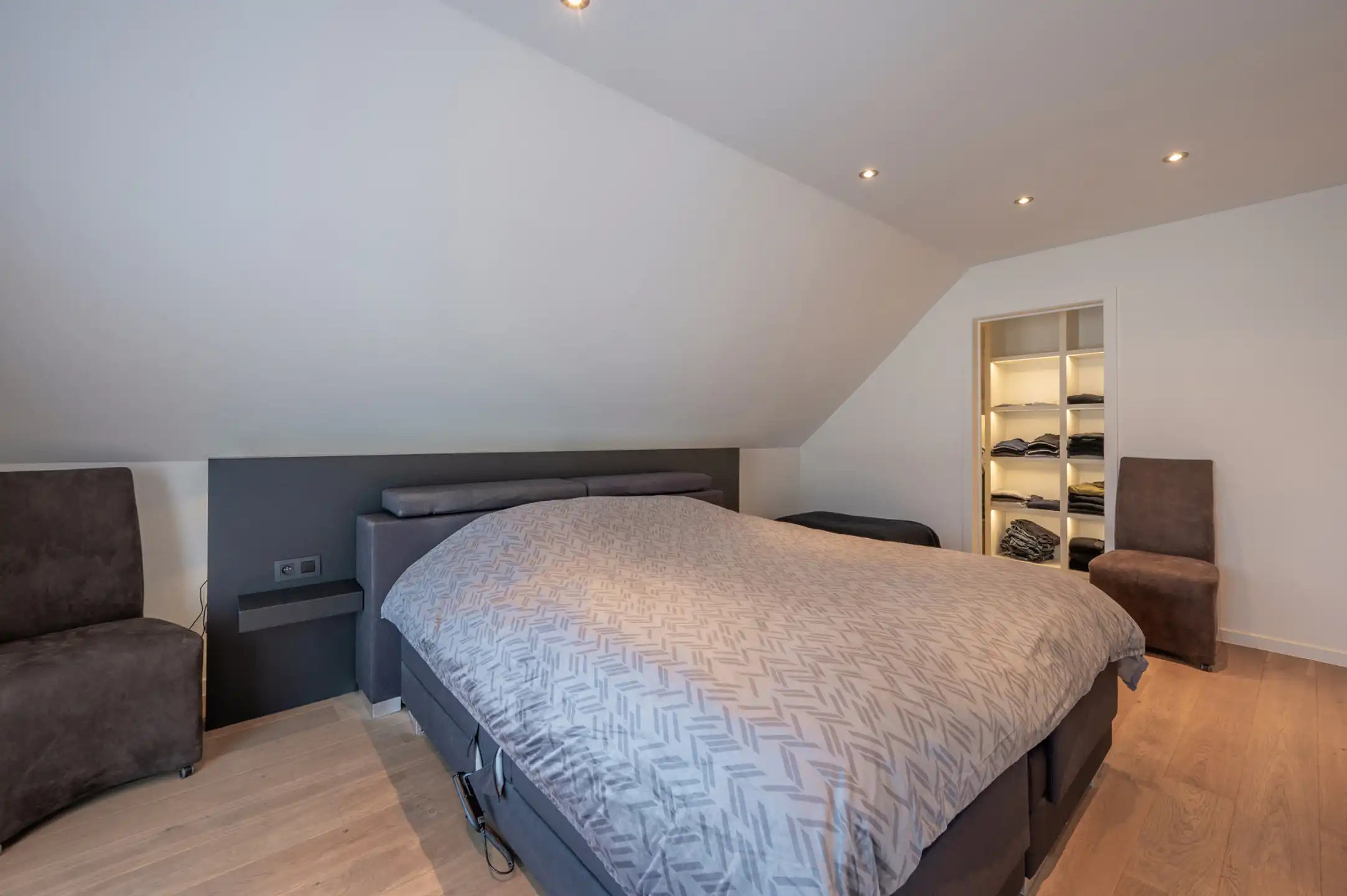 Tijdloze villa met buitenzwembad en exclusief poolhouse foto 20