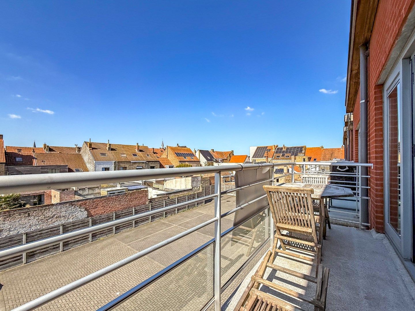 Gemeubeld appartement met 2 slaapkamers in Nieuwpoort Stad. foto 2