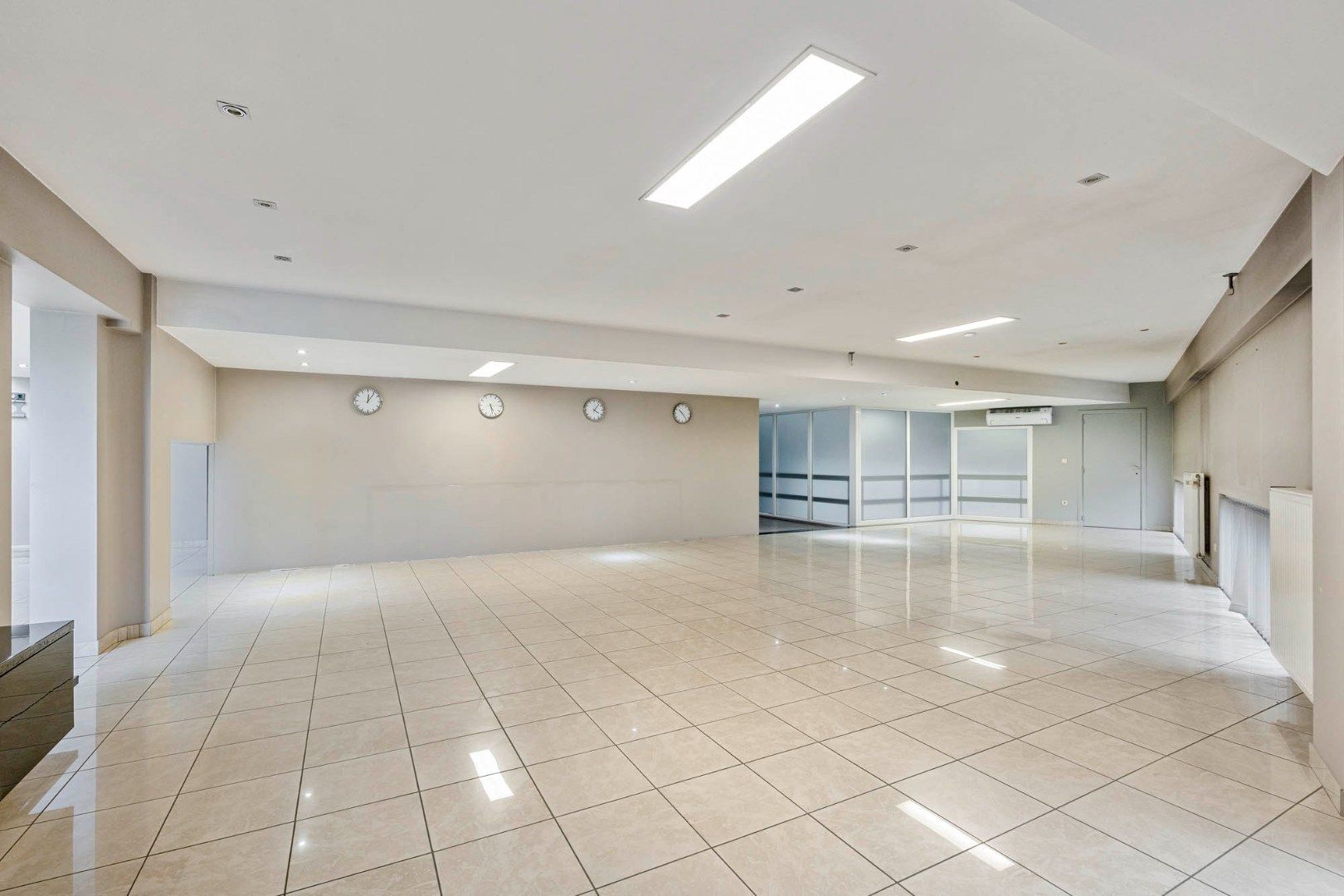 Bedrijfsgebouw met kantoren, magazijnen en woonst - groot 2580 m² foto 26