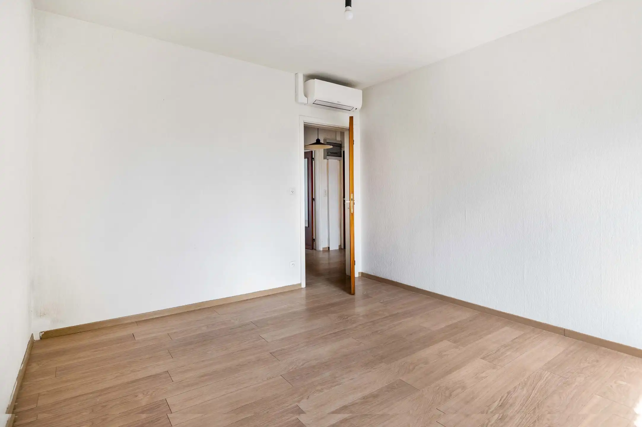 Instapklaar, gerenoveerd app met 2 slpk in centrum van Hove foto 10
