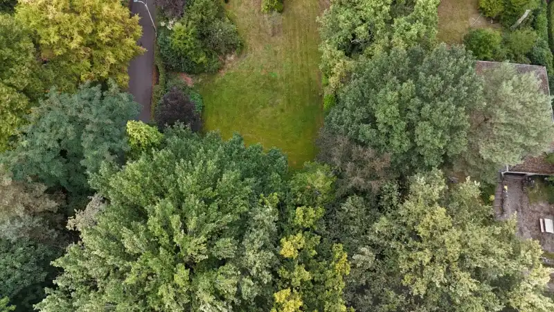 Zeer mooi gelegen bouwgrond 8 are open bebouwing - breedte 25 meter foto 12