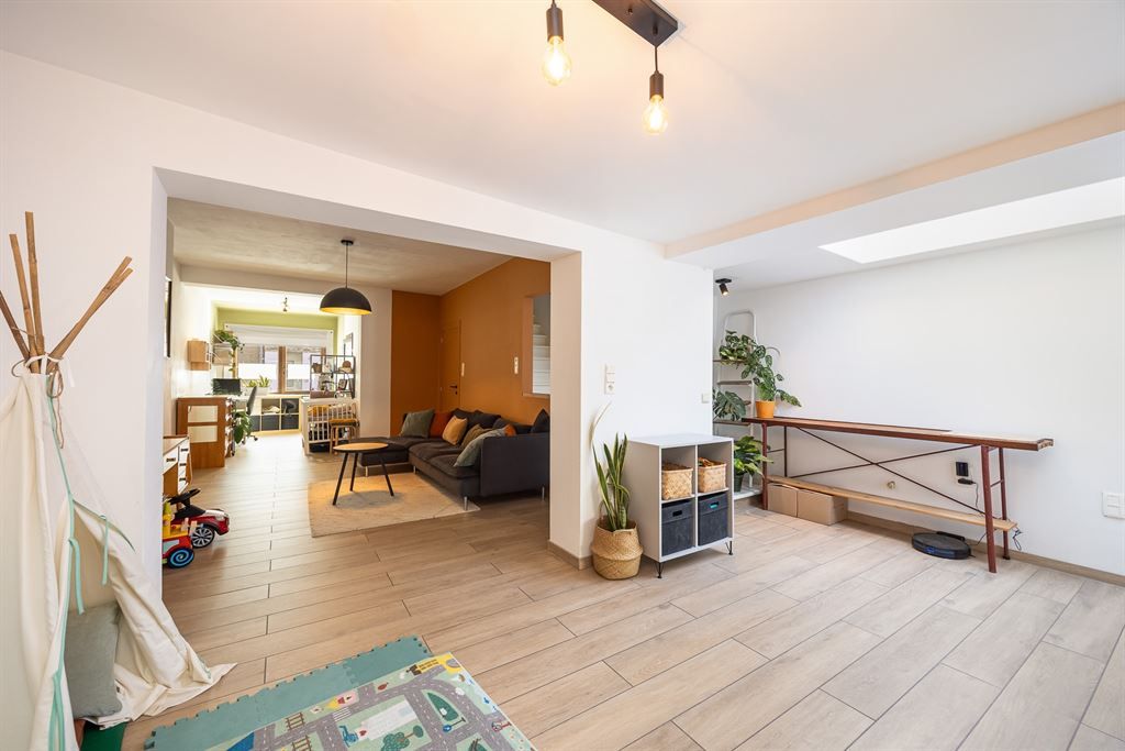 Leuke starterwoning met carport foto 12