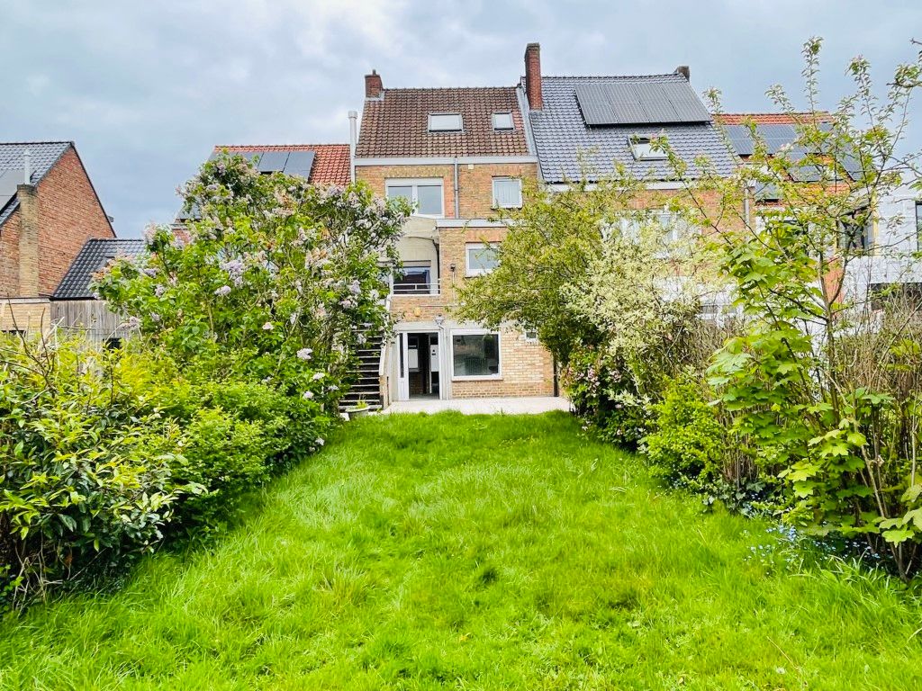 Sint-Kruis  Ruim degelijk gebouwd ENERGIEZUINIG woonhuis met grote GARAGE en TUIN, 4 slaapkamers en open bureau. foto 2