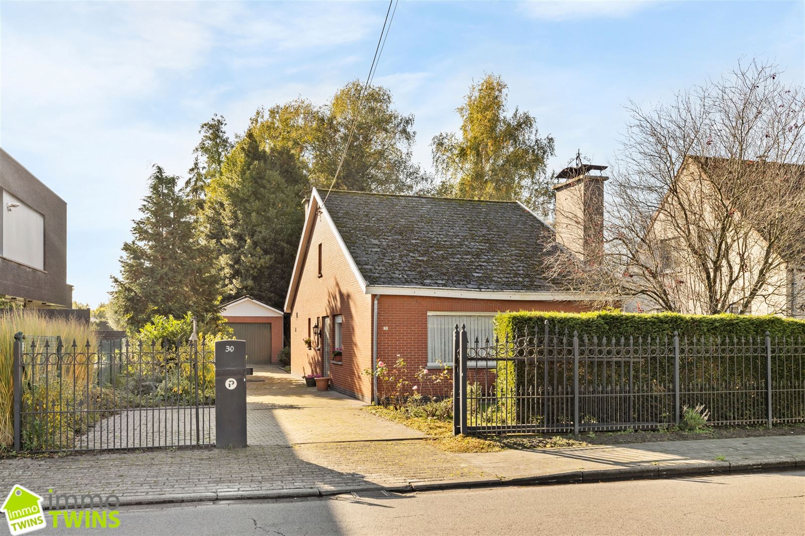 Hoofdfoto van de publicatie: Vrijstaande bungalow op royaal perceel.