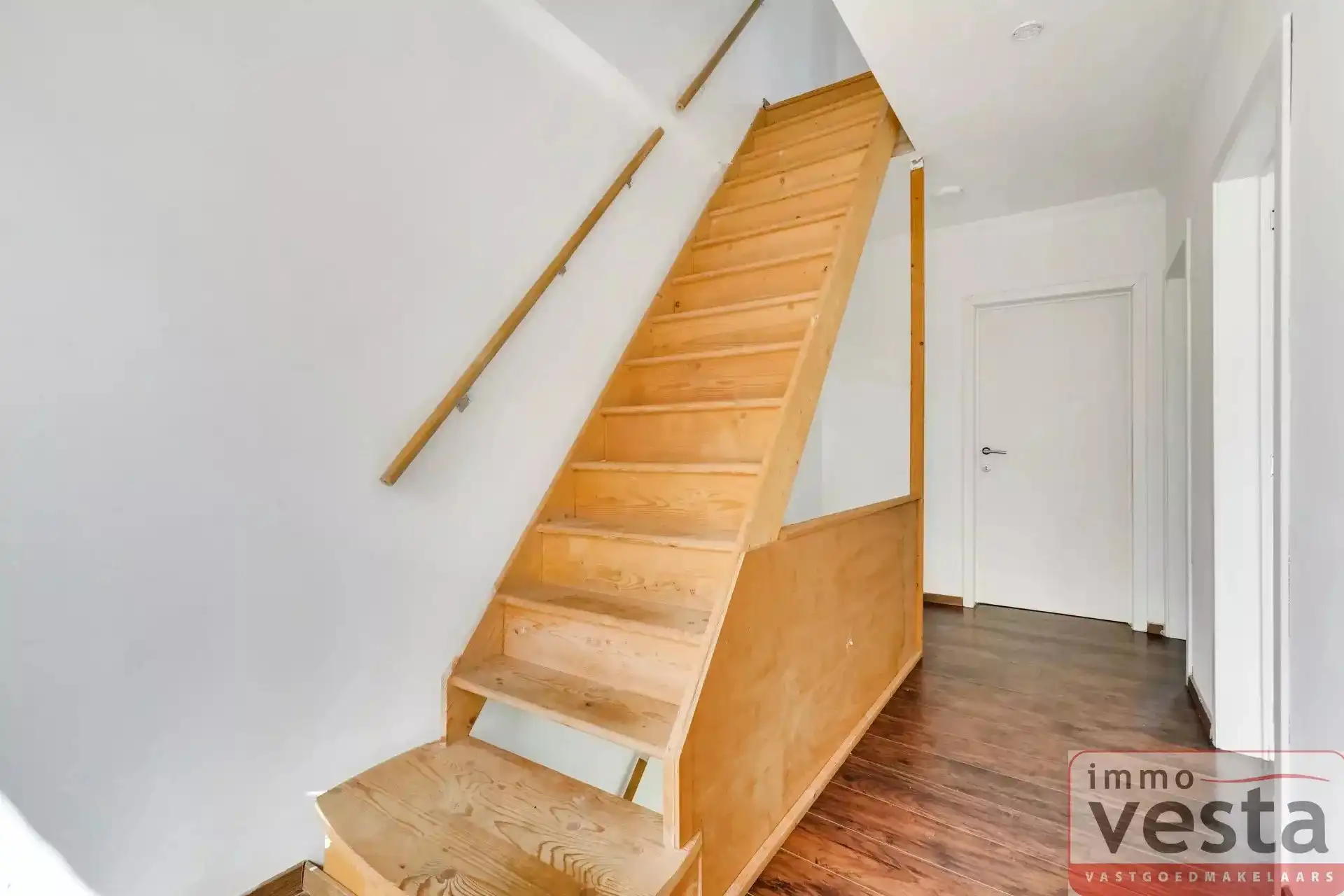 Ruime rijwoning op wandelafstand van centrum foto 17