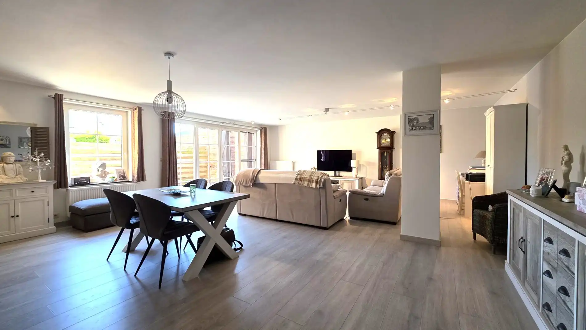 Instapklaar en stijlvol gelijkvloers appartement met privatief terras foto 8